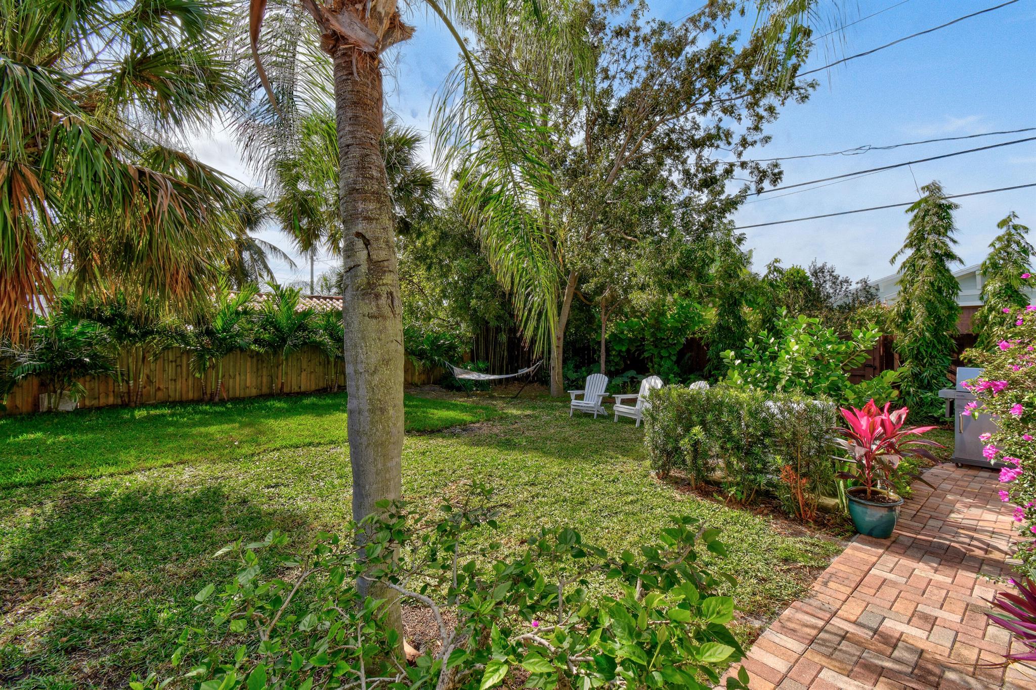 1219 N Lakeside Drive