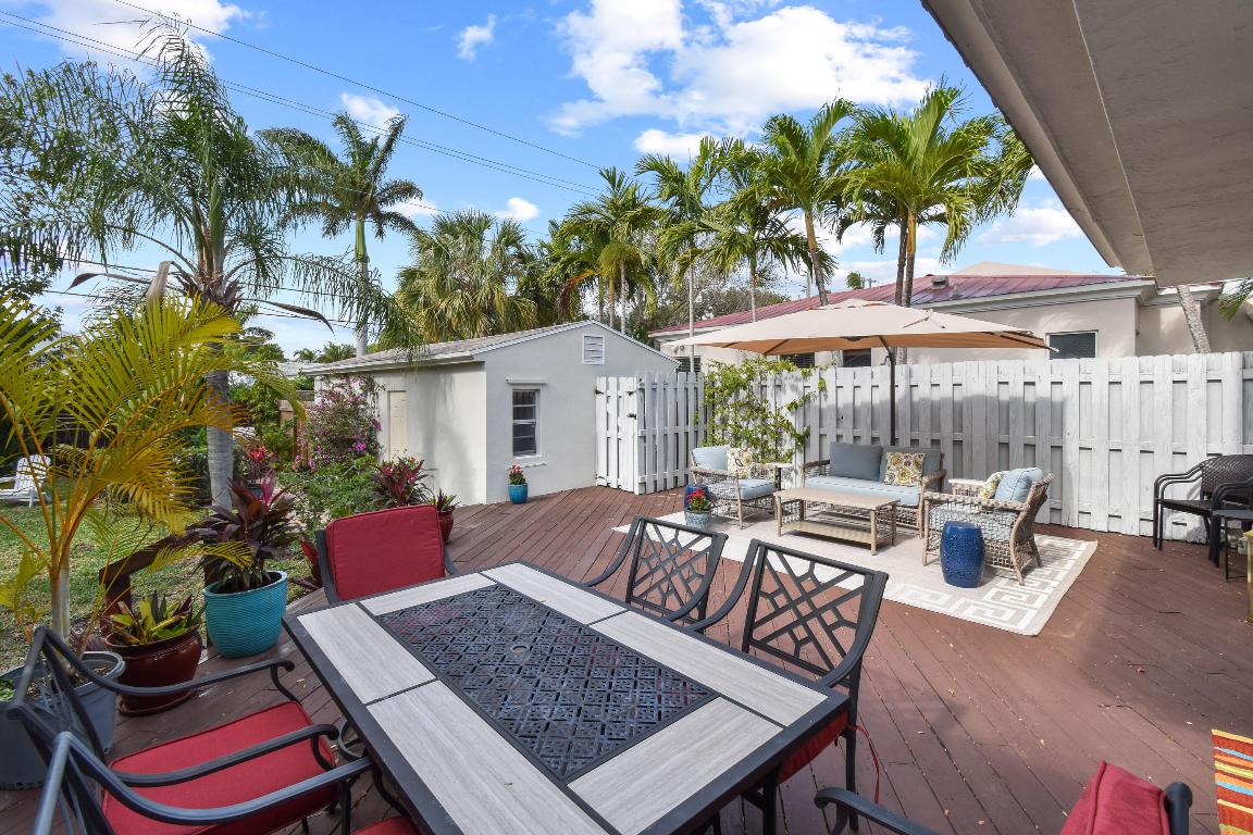 1219 N Lakeside Drive