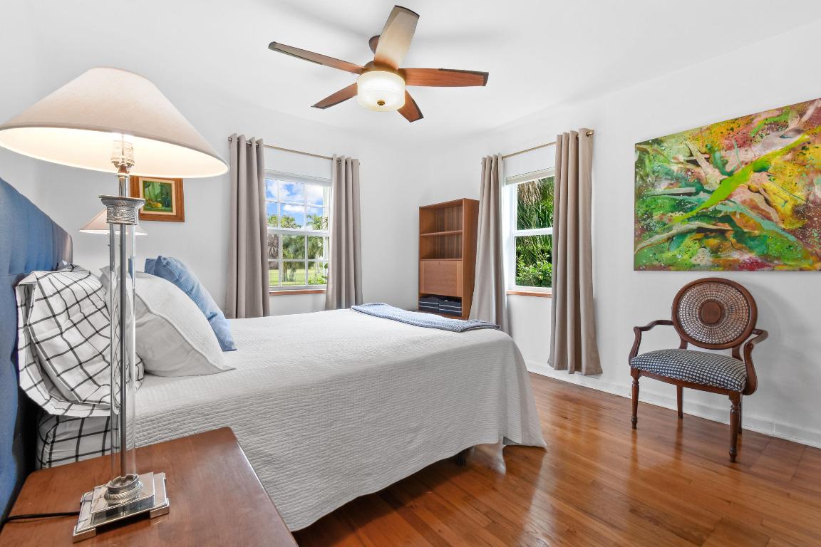 1219 N Lakeside Drive