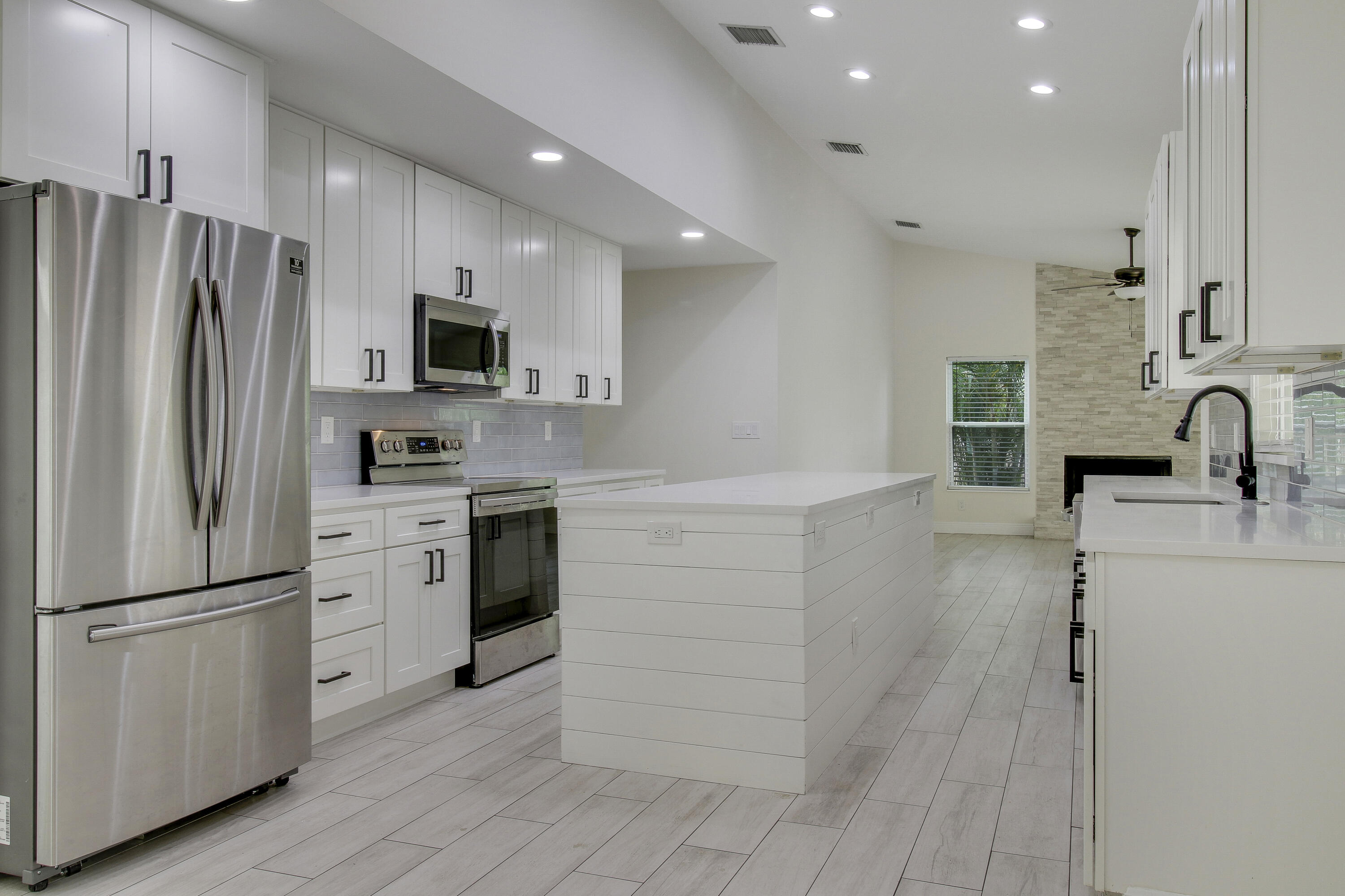 5486 Avocado Boulevard