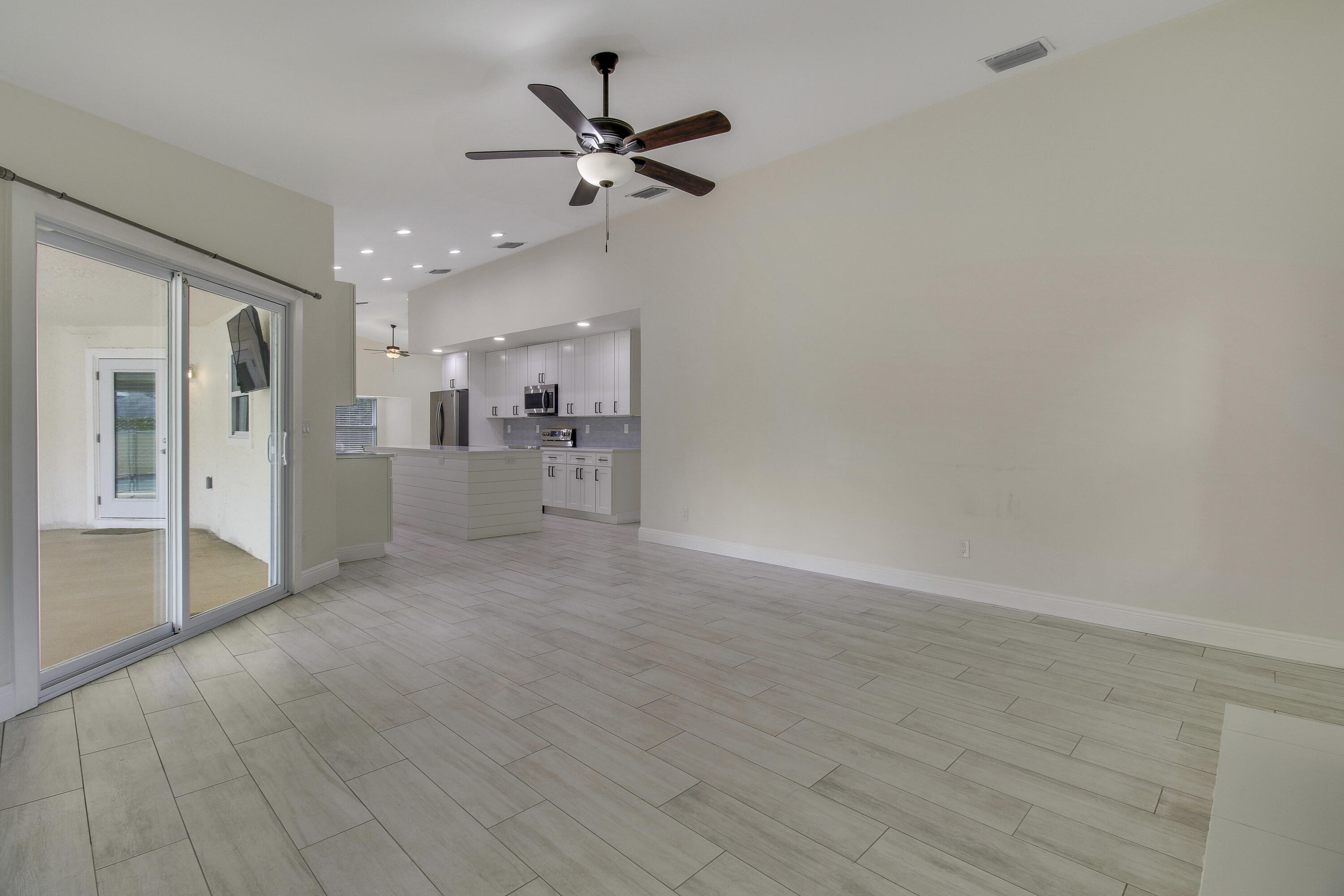 5486 Avocado Boulevard