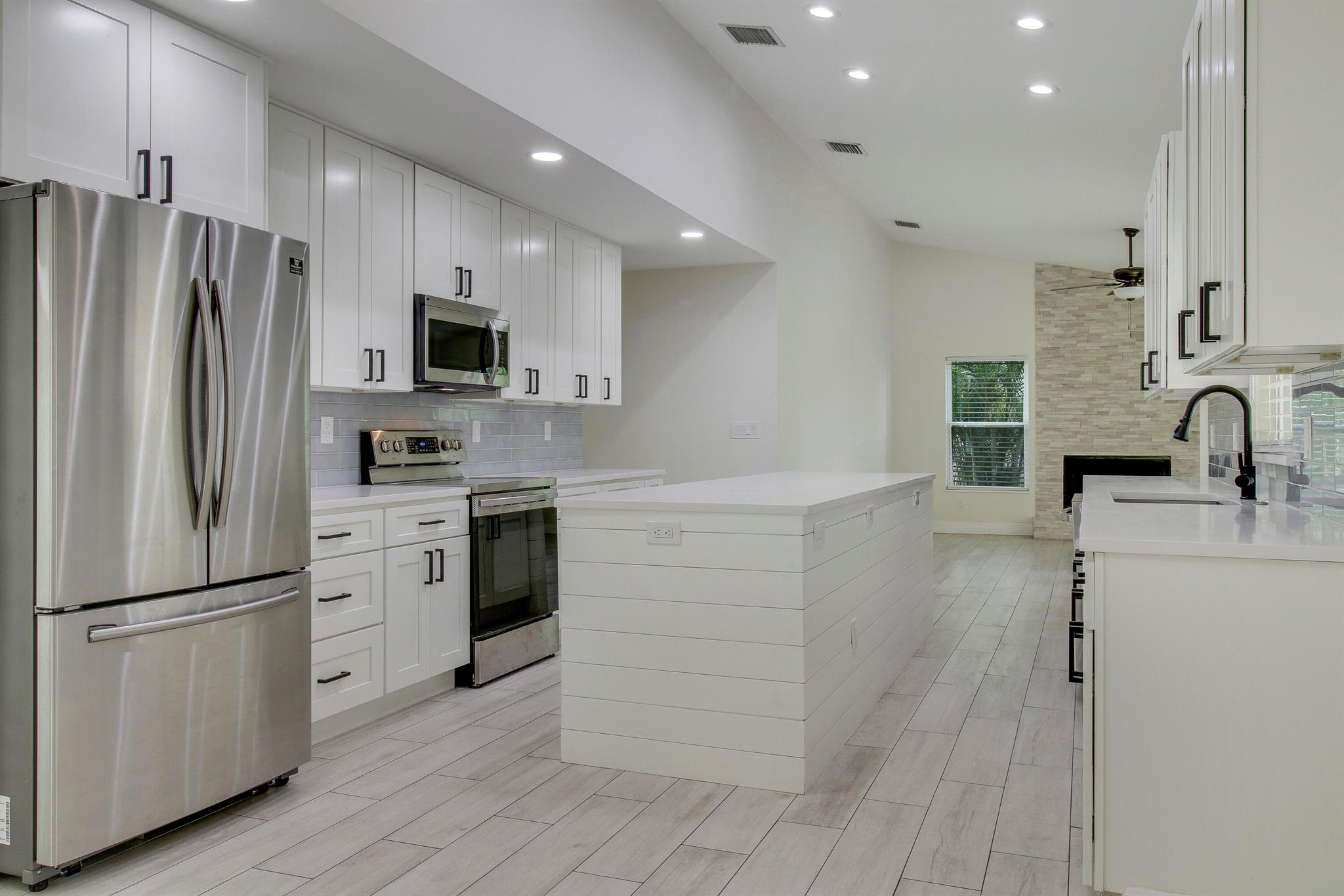 5486 Avocado Boulevard