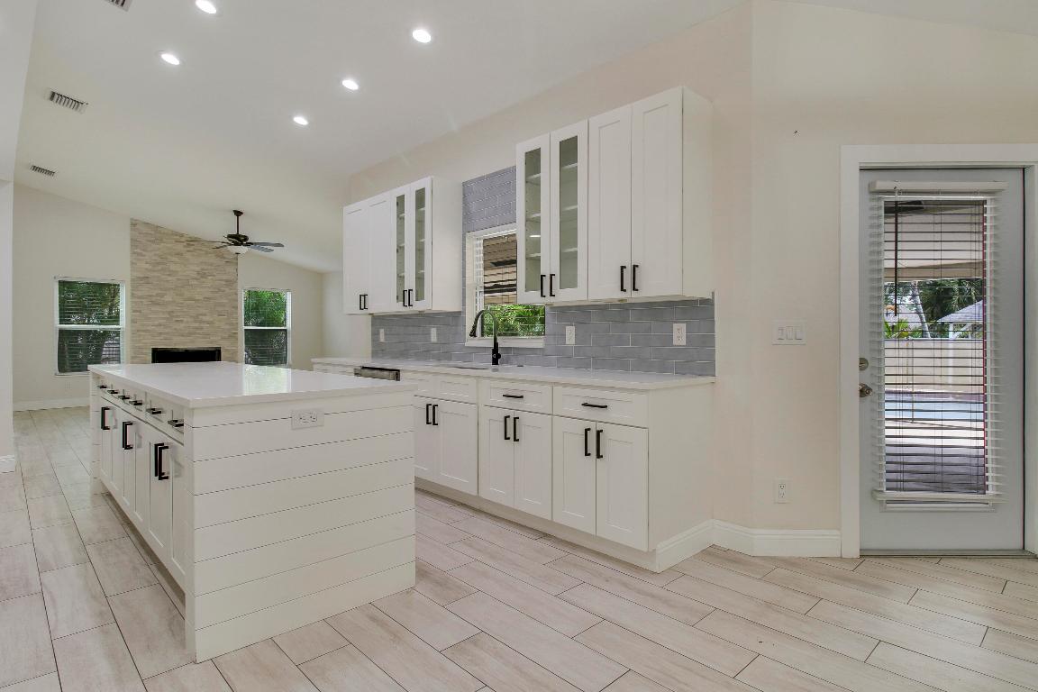 5486 Avocado Boulevard