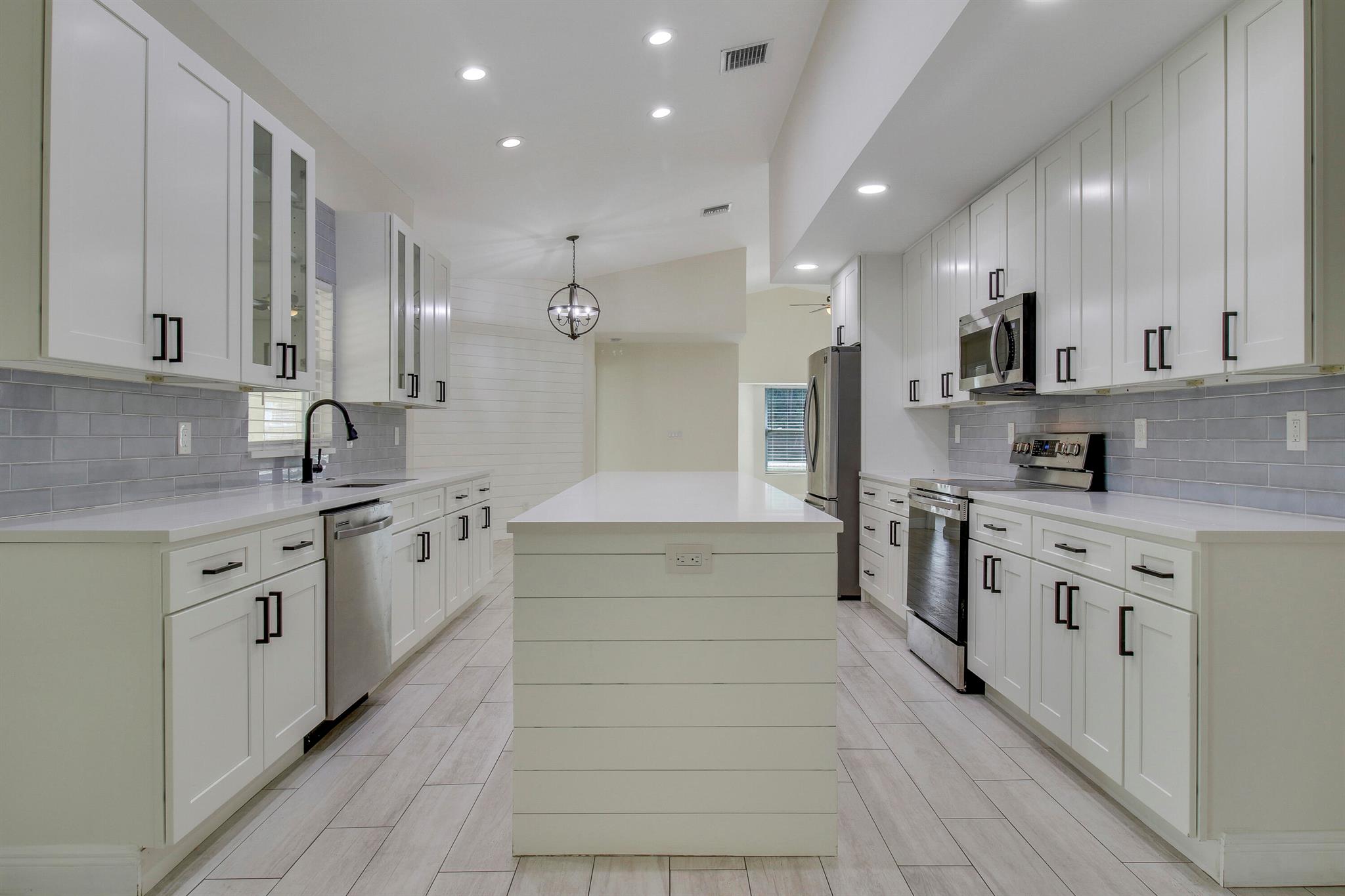 5486 Avocado Boulevard