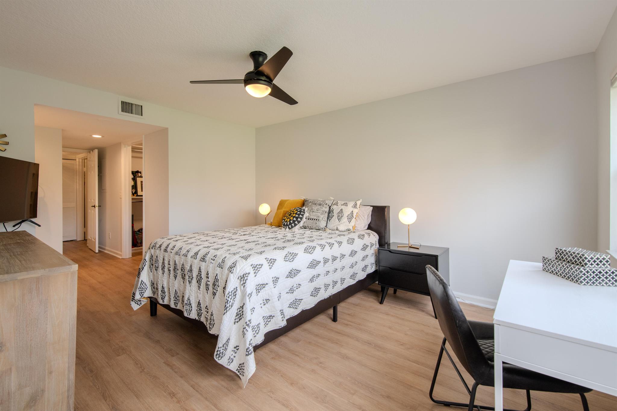 600 Uno Lago 202 Drive 202