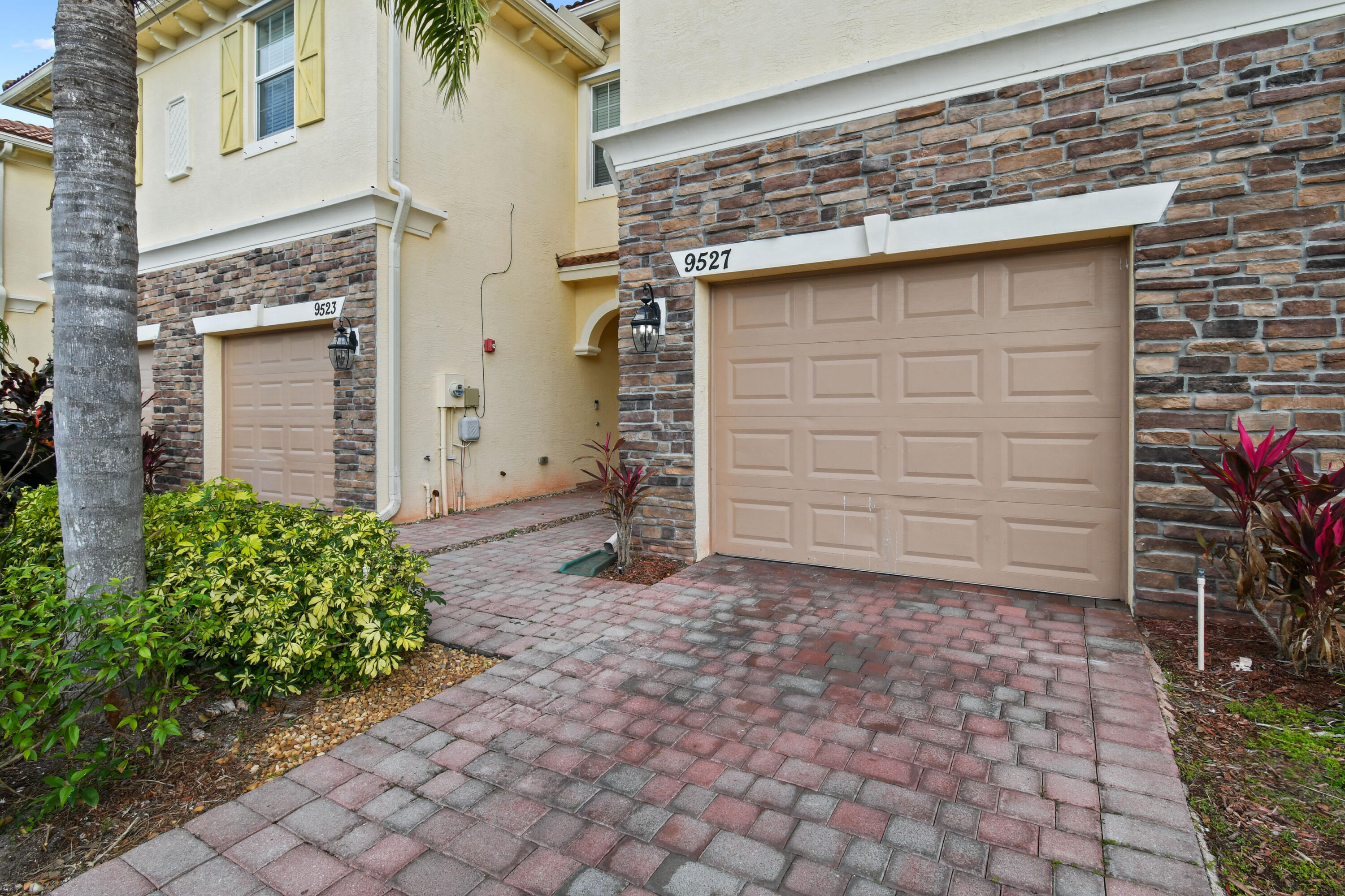 9527 SW Merlin Court