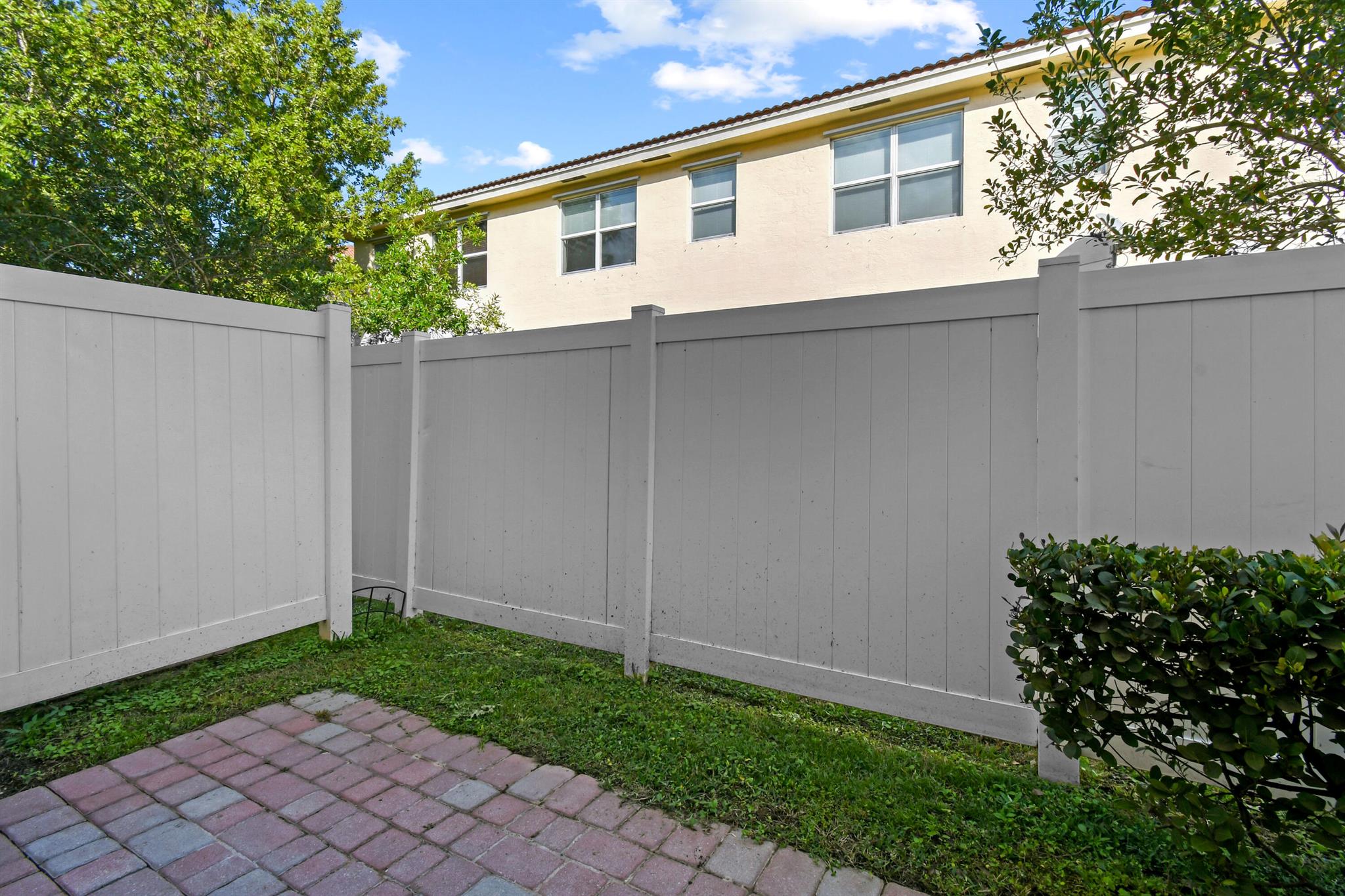 9527 SW Merlin Court