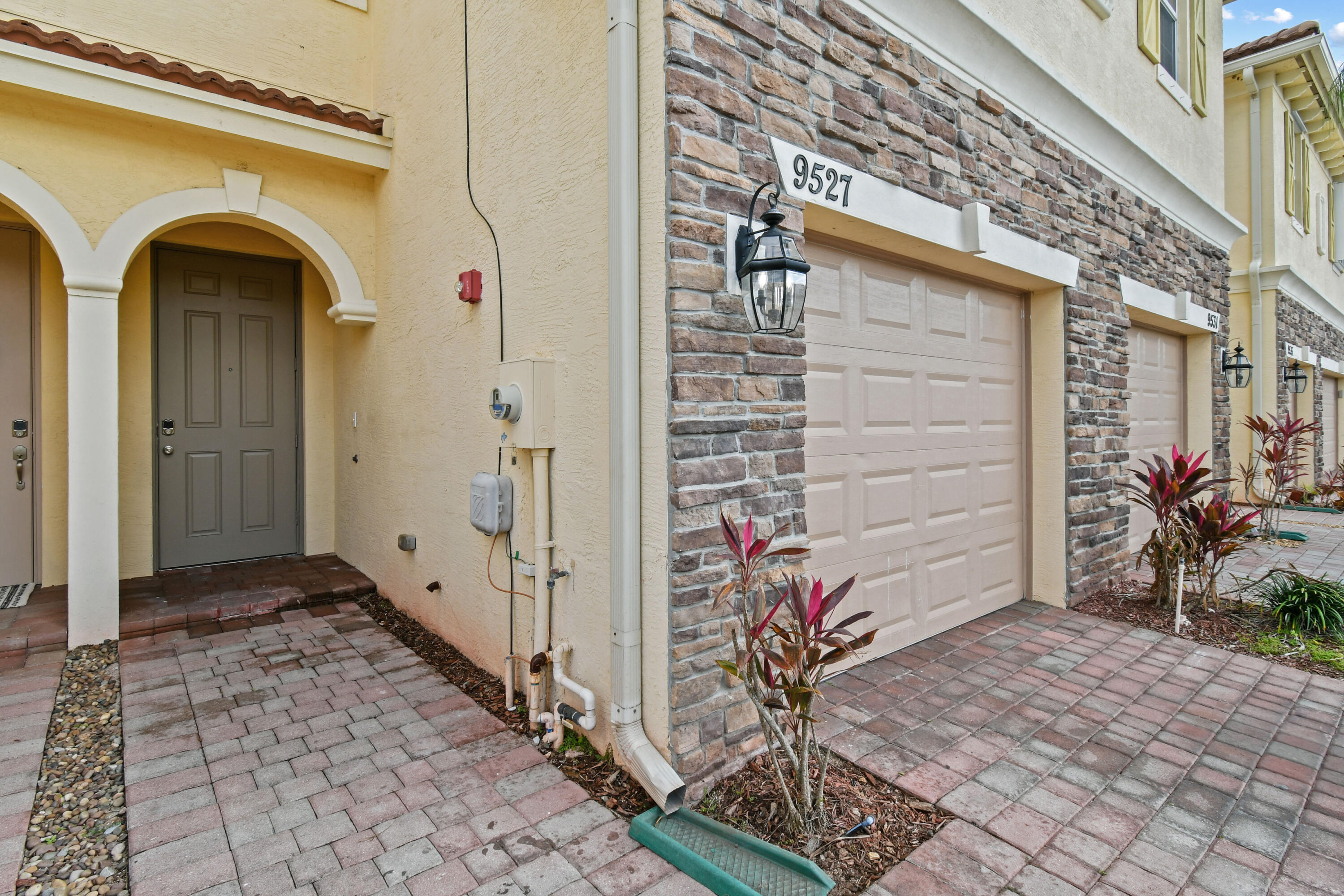 9527 SW Merlin Court