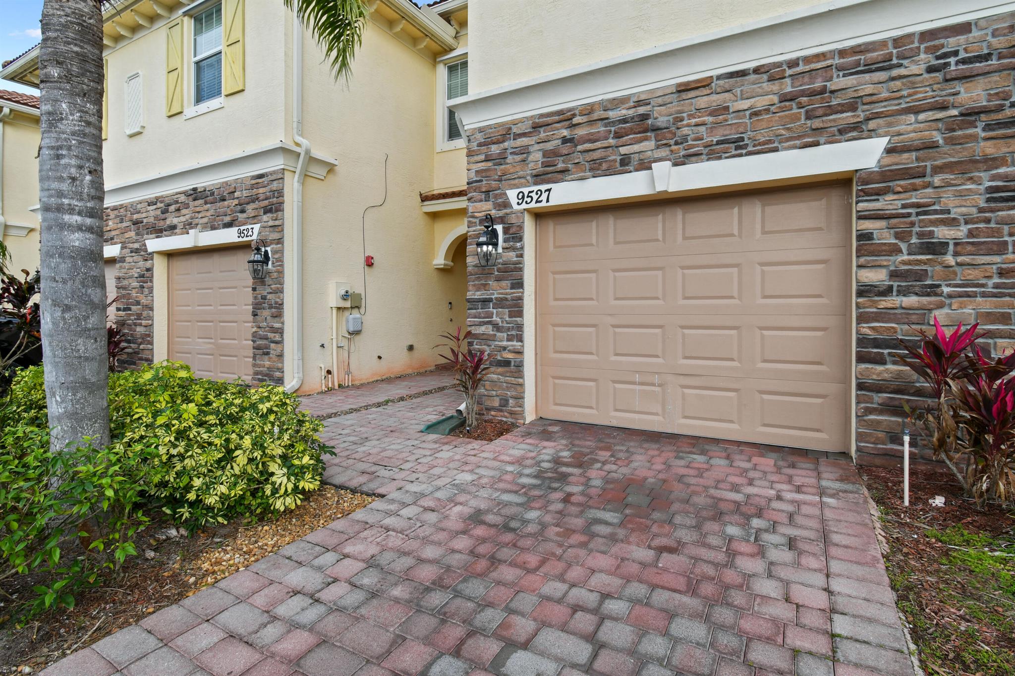 9527 SW Merlin Court