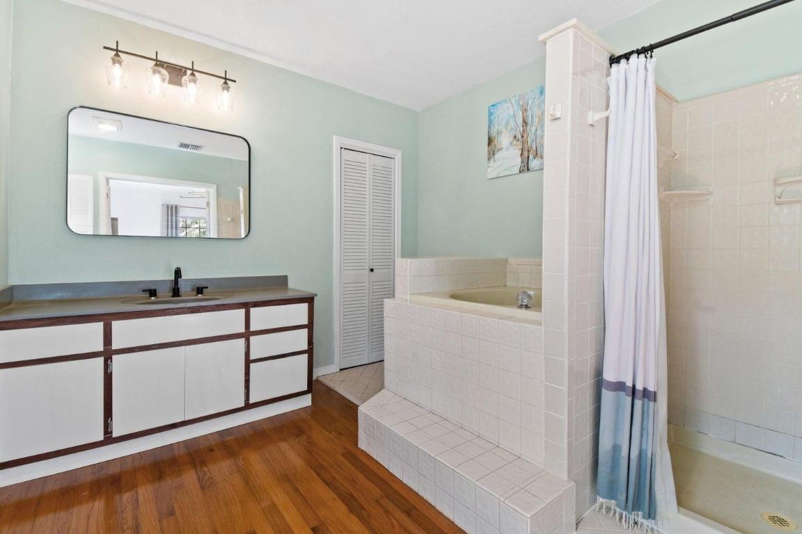 1219 N Lakeside Drive