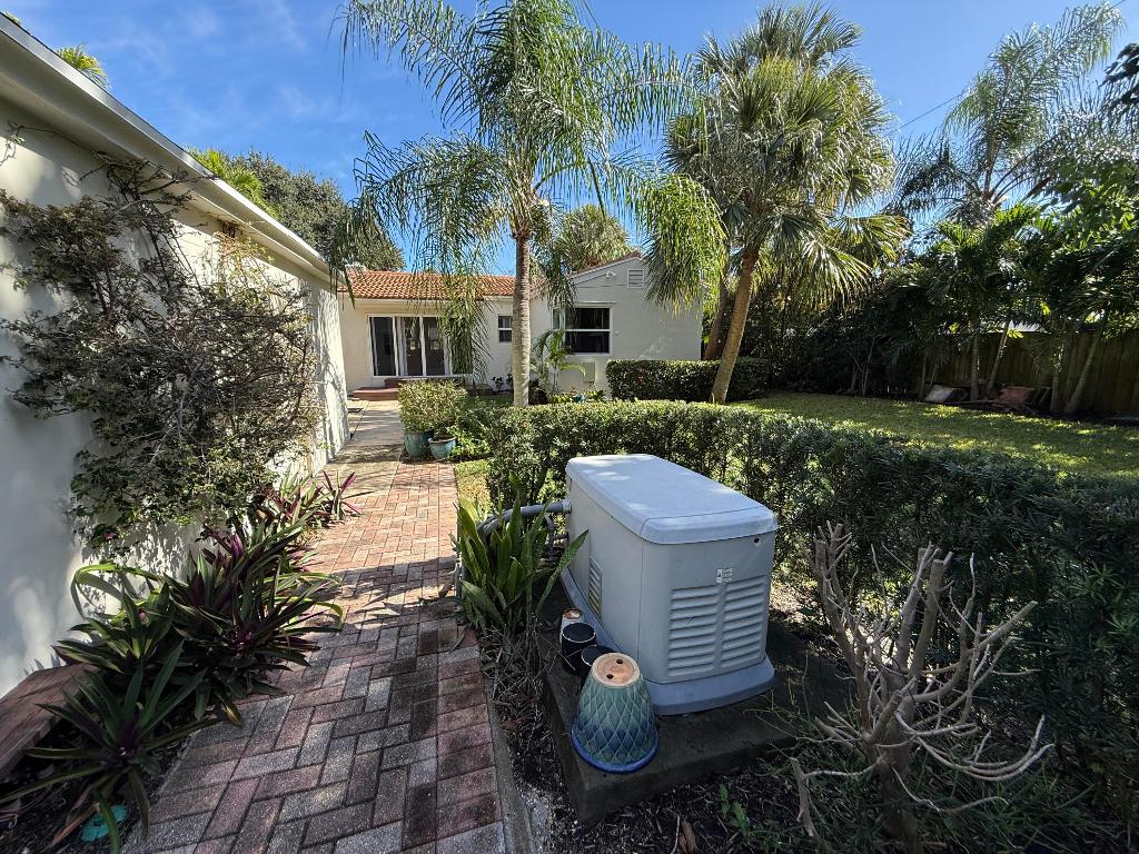 1219 N Lakeside Drive