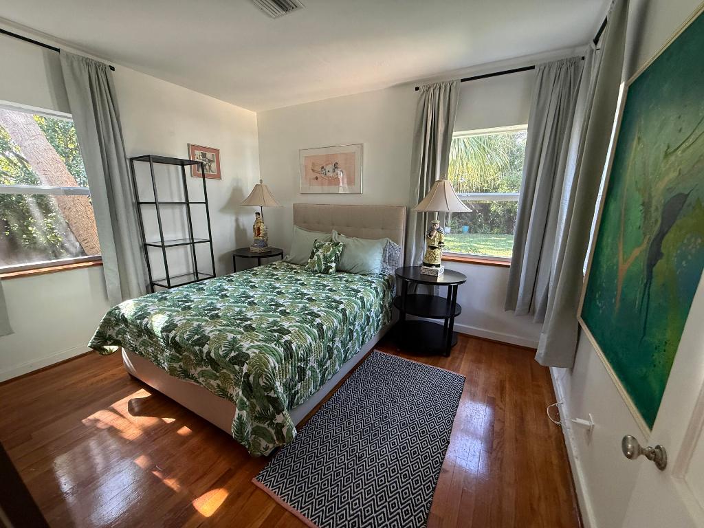 1219 N Lakeside Drive