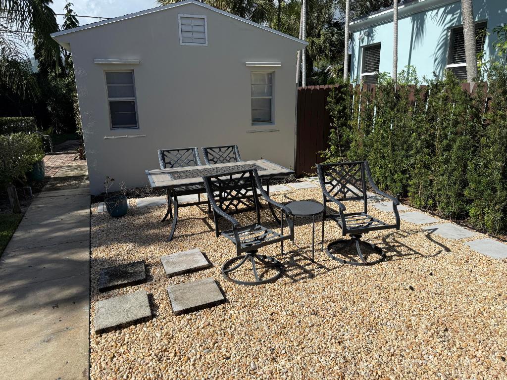 1219 N Lakeside Drive