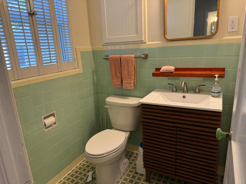 1219 N Lakeside Drive