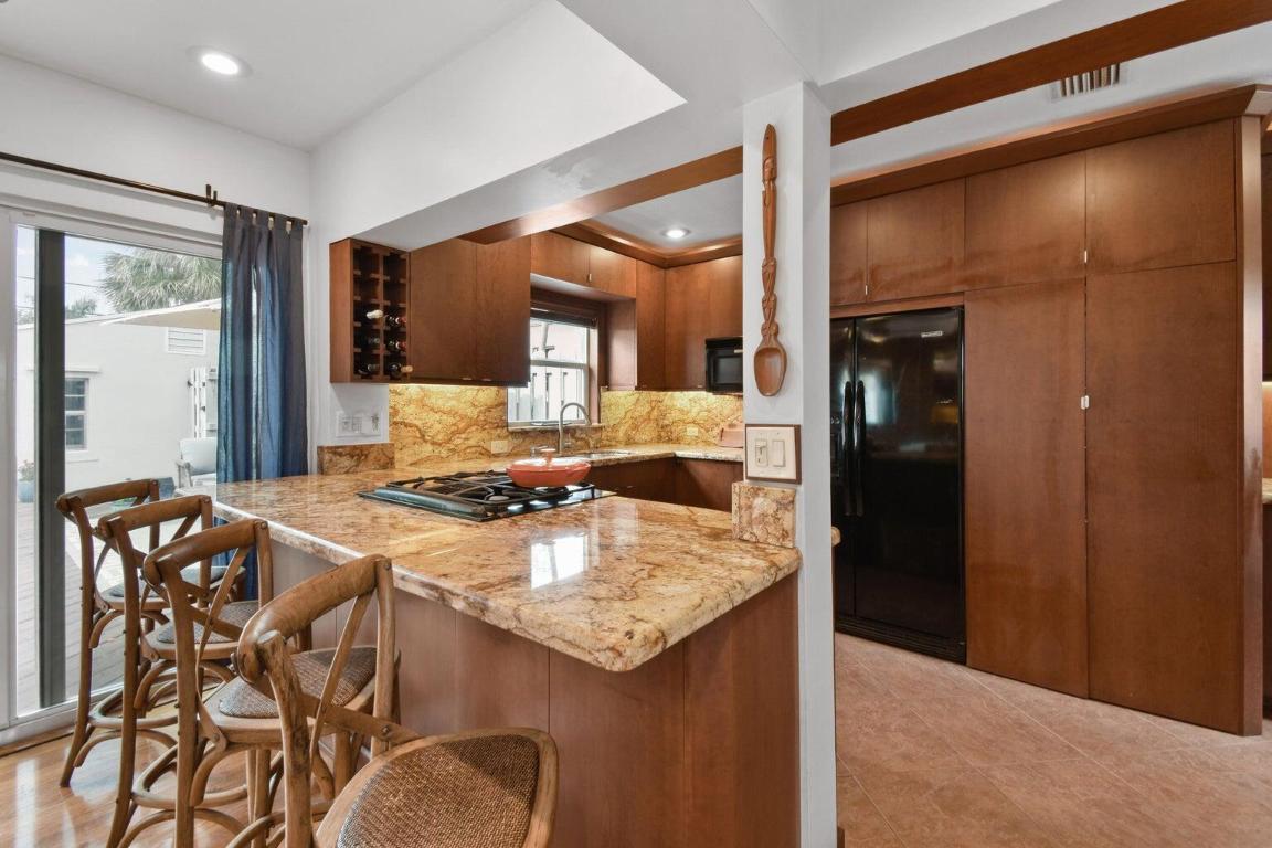 1219 N Lakeside Drive