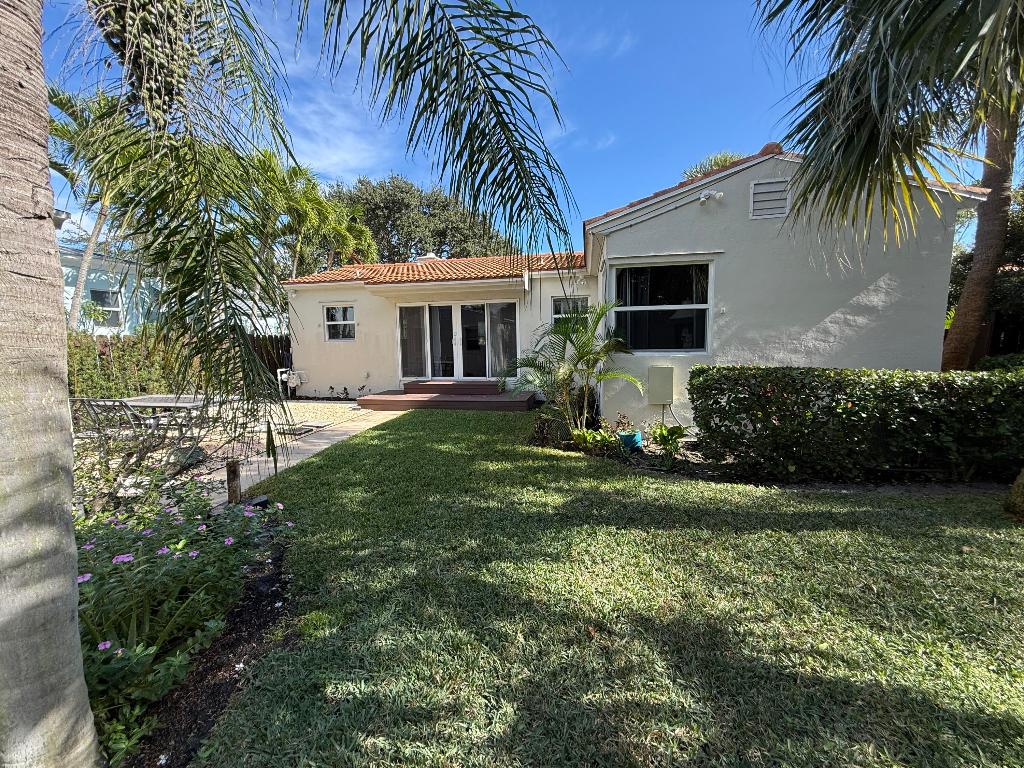 1219 N Lakeside Drive