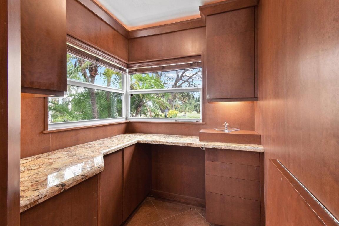 1219 N Lakeside Drive