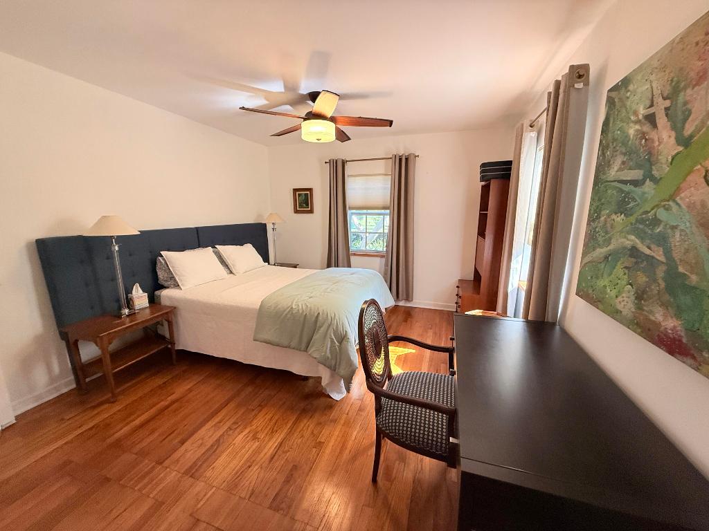 1219 N Lakeside Drive