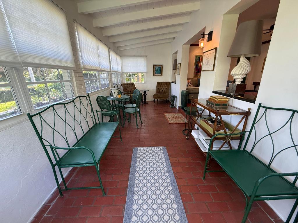 1219 N Lakeside Drive