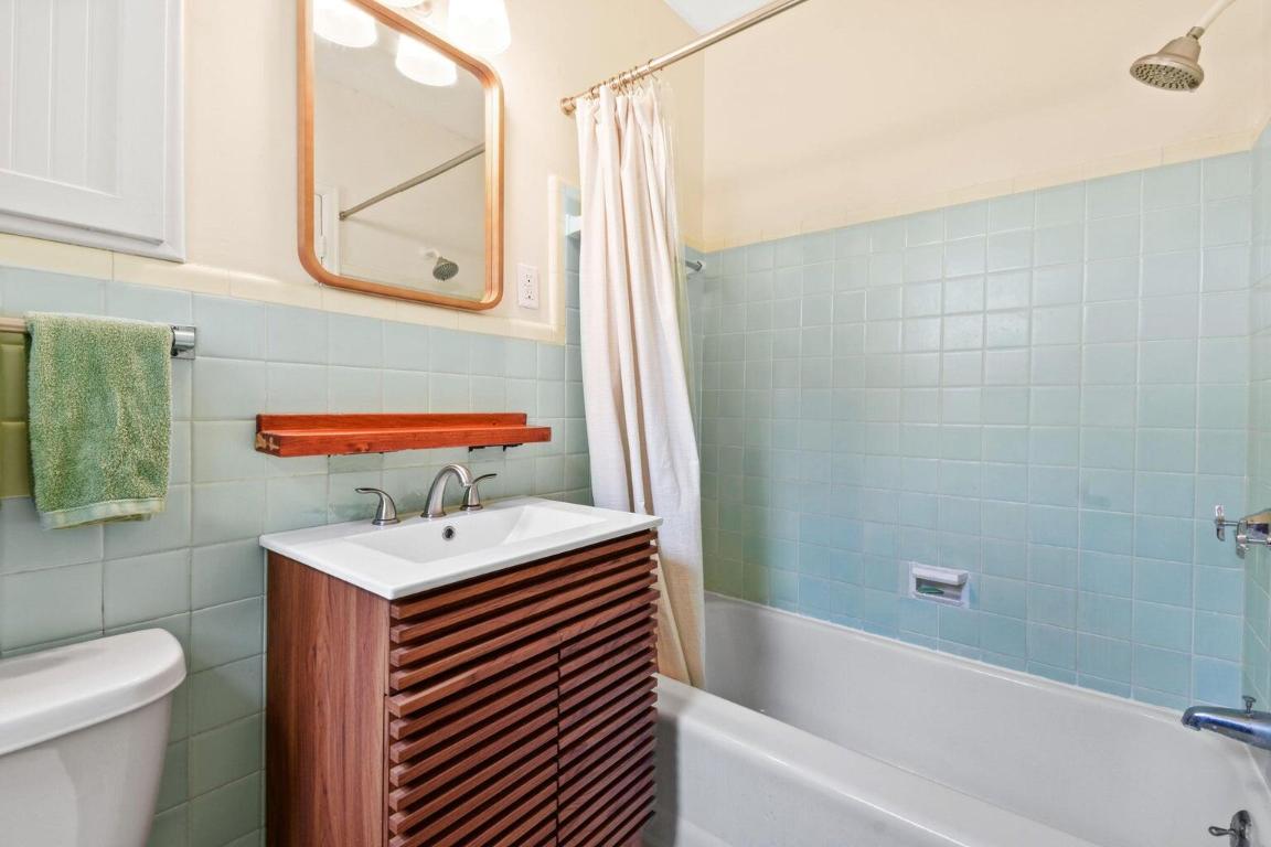 1219 N Lakeside Drive