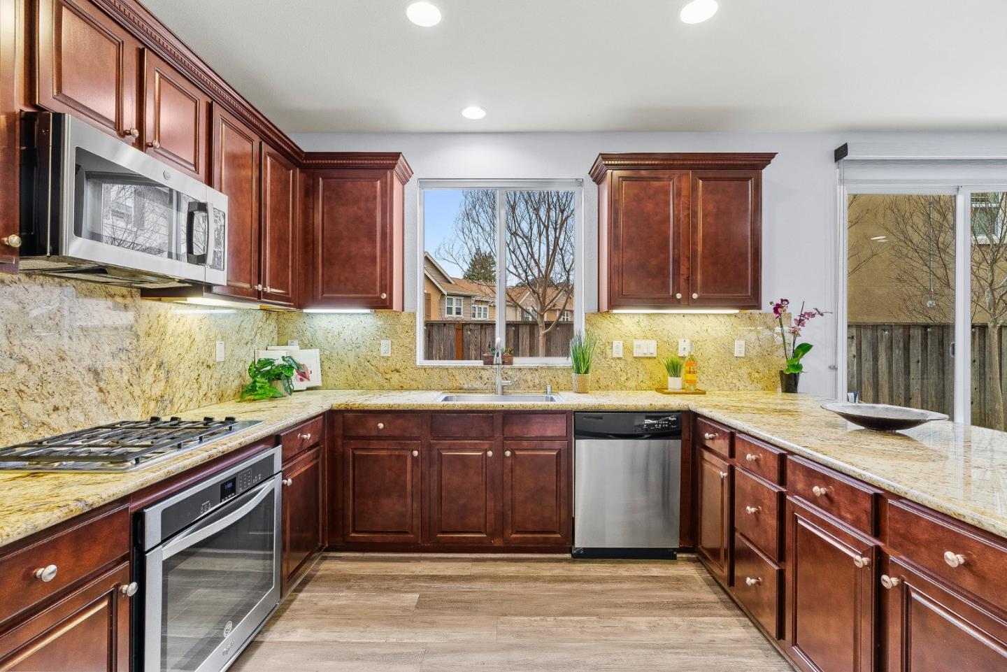 109 Meadowview LN