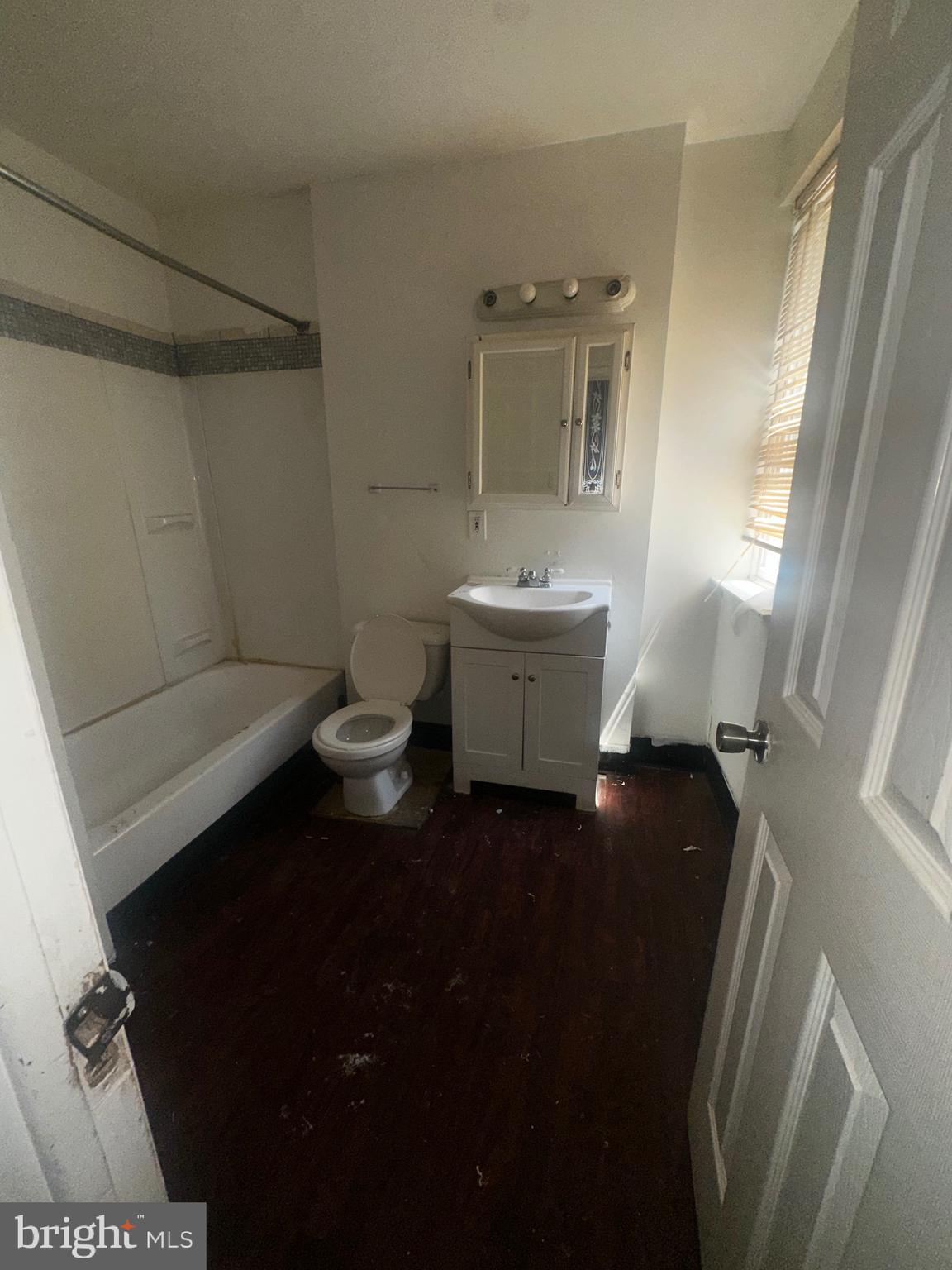 832 W 5th St