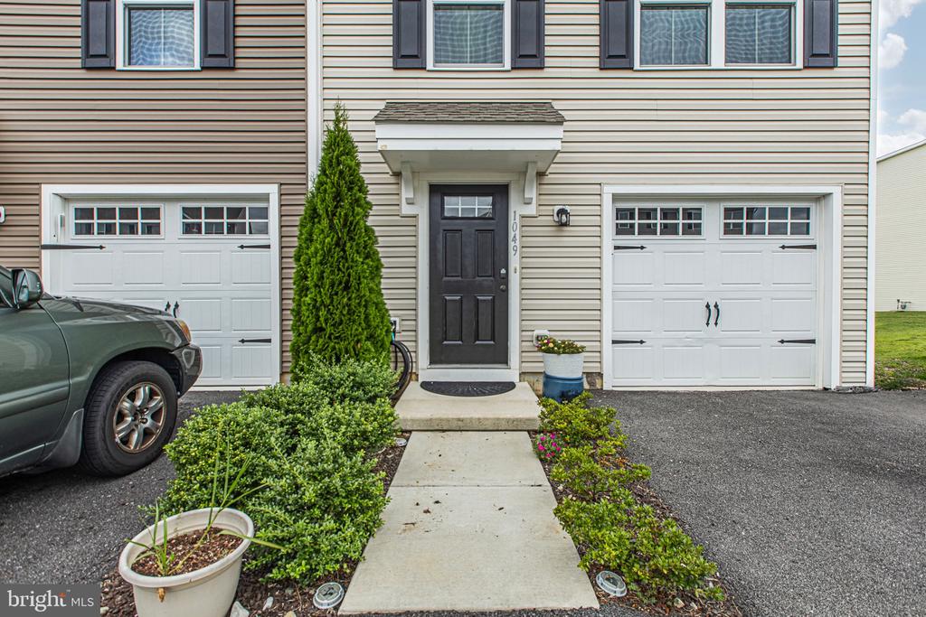 1049 WICKERSHAM WAY
