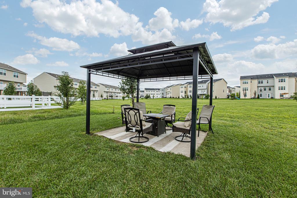 1049 WICKERSHAM WAY
