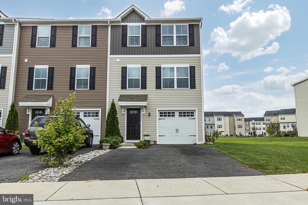 1049 WICKERSHAM WAY