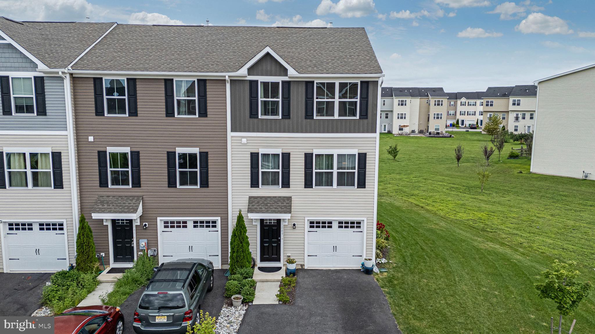 1049 WICKERSHAM WAY