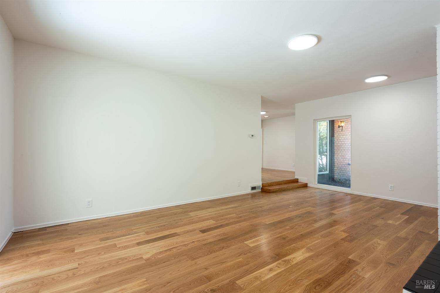 2726 Las Gallinas Ave