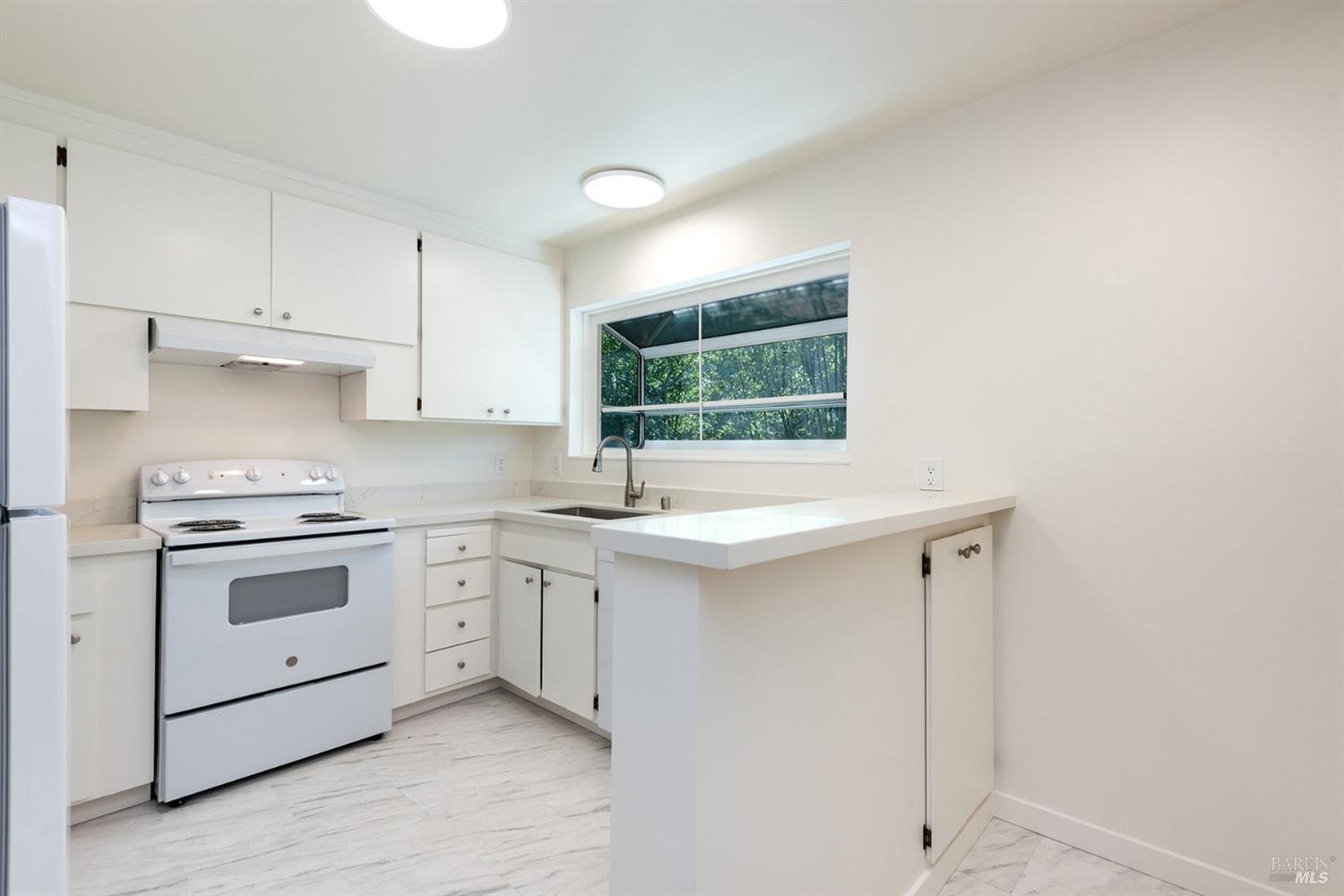 2726 Las Gallinas Ave