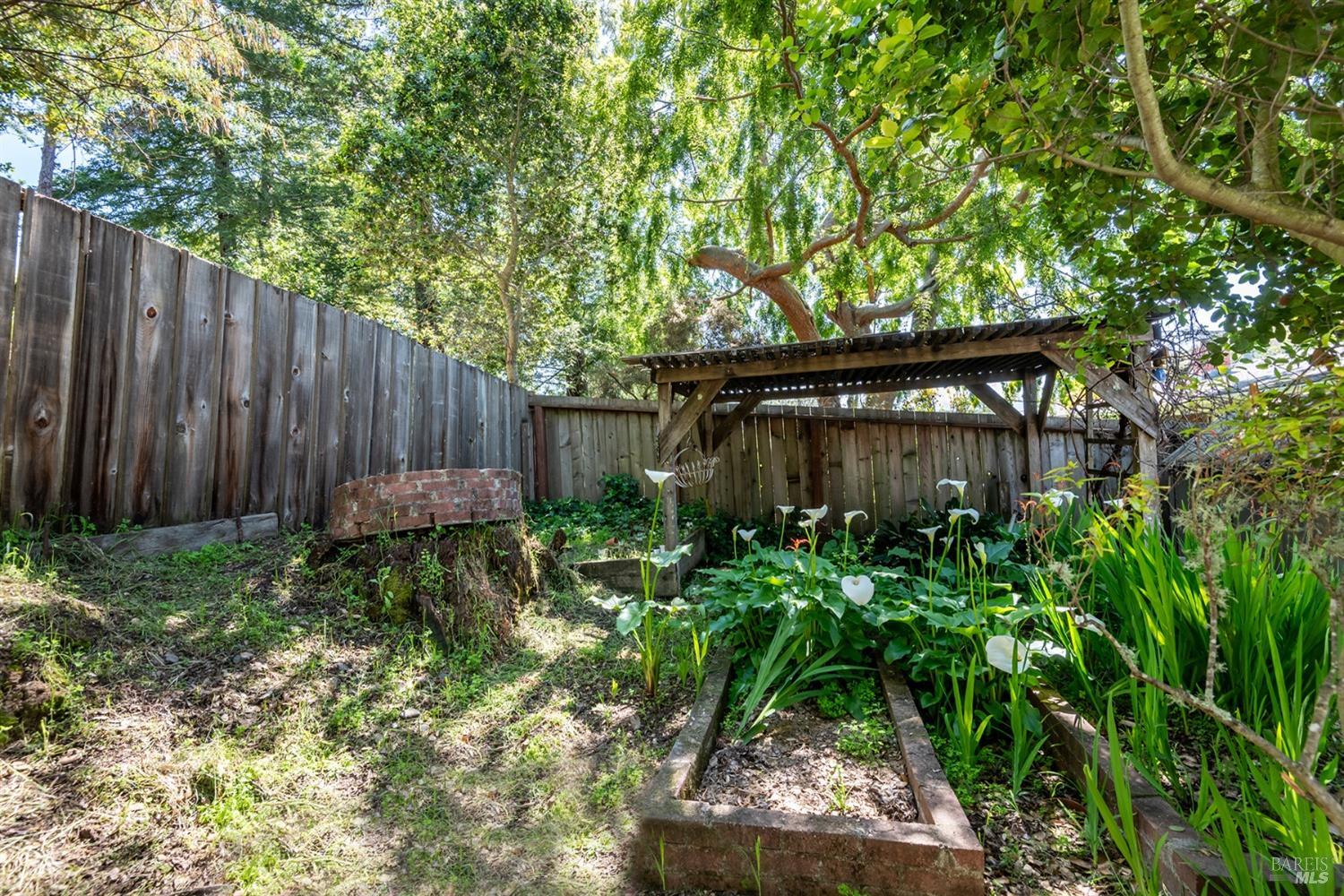 2726 Las Gallinas Ave