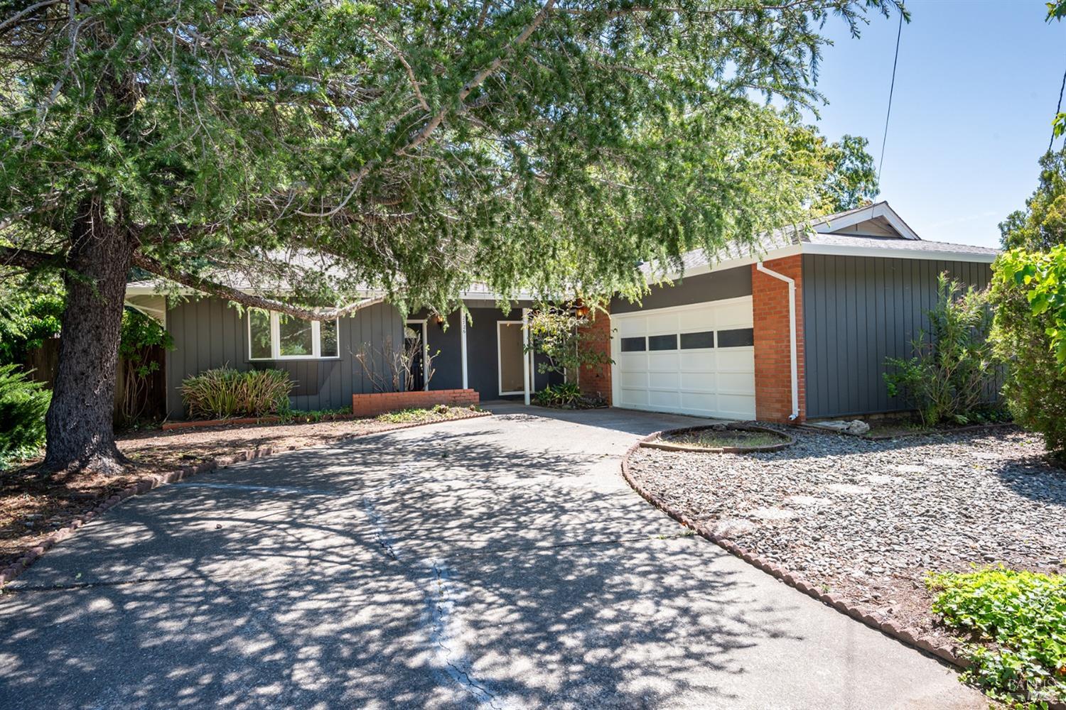 2726 Las Gallinas Ave