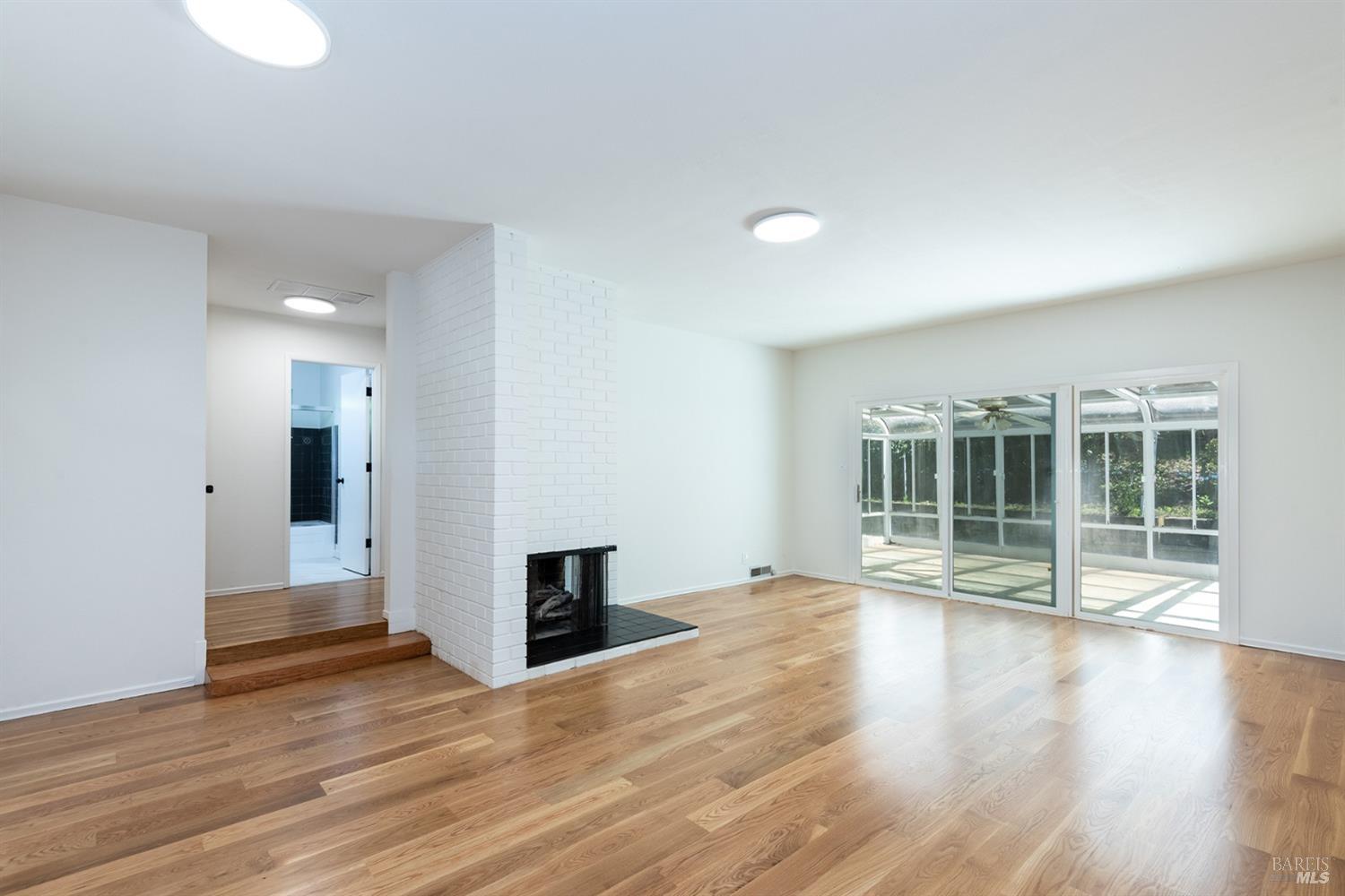 2726 Las Gallinas Ave