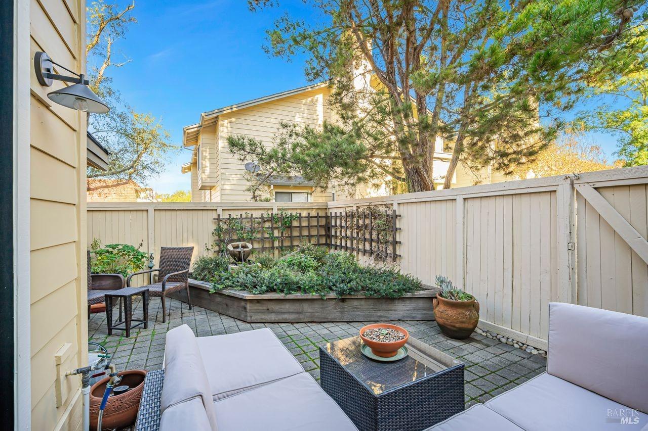 2801 Woodlake Dr #23