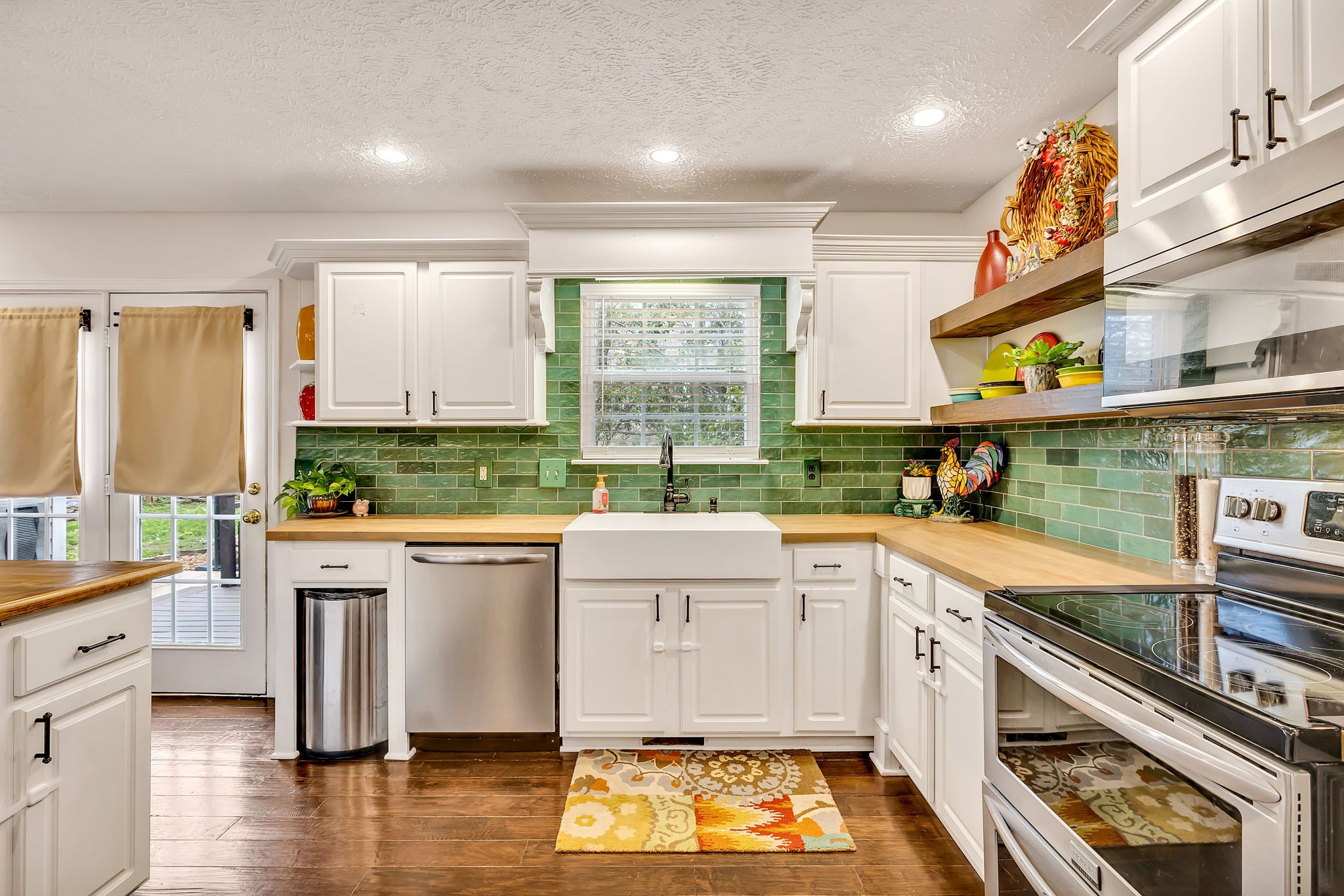 8011 Streamside Dr