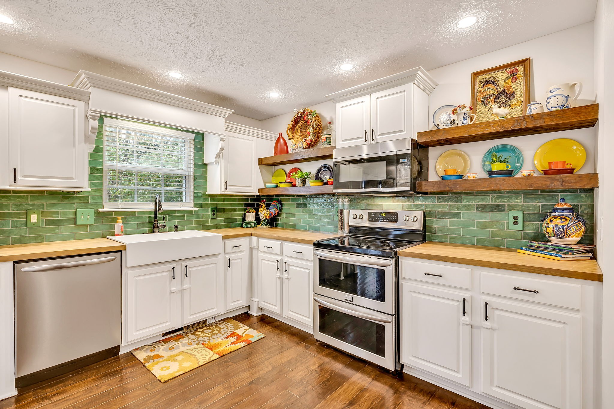 8011 Streamside Dr