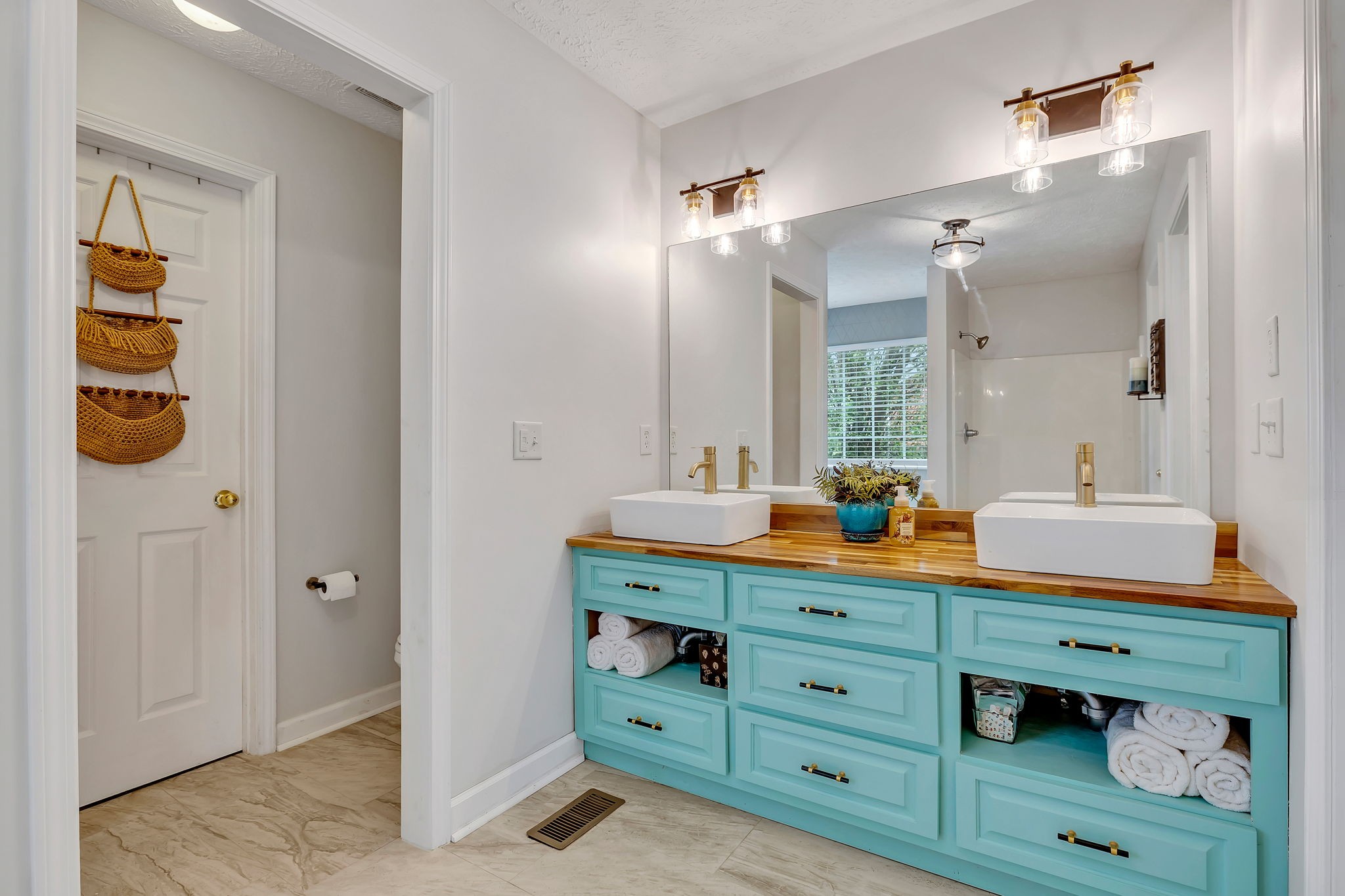 8011 Streamside Dr