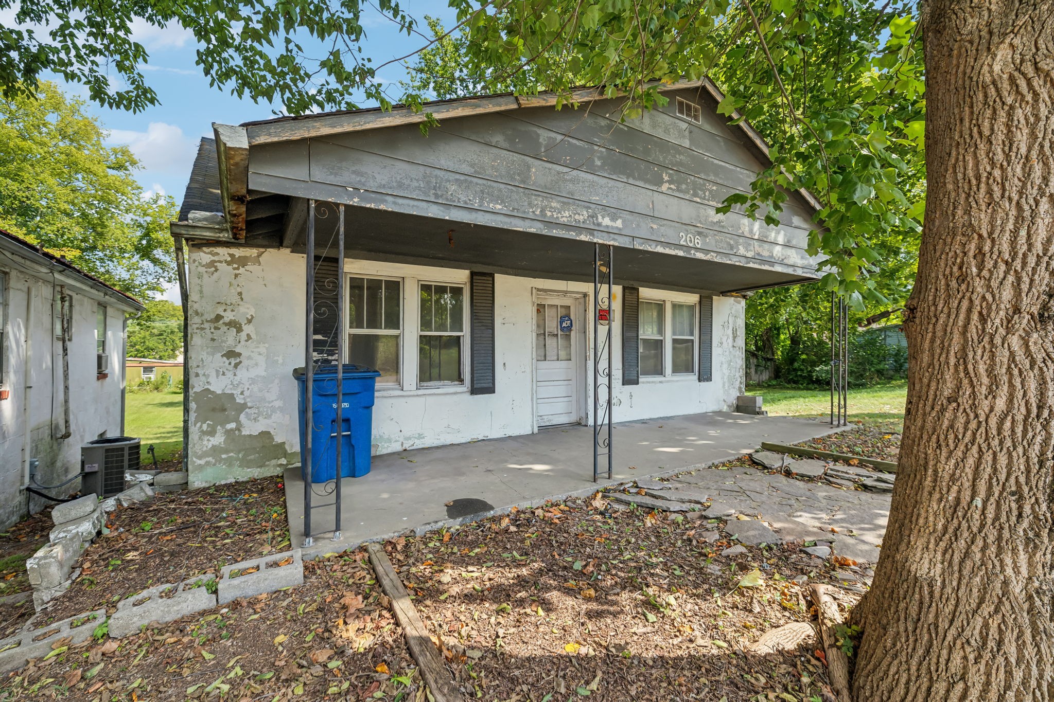 206 Appletree St