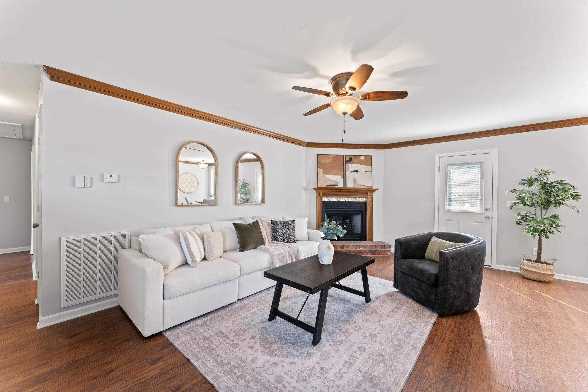 922 Sun Valley Dr