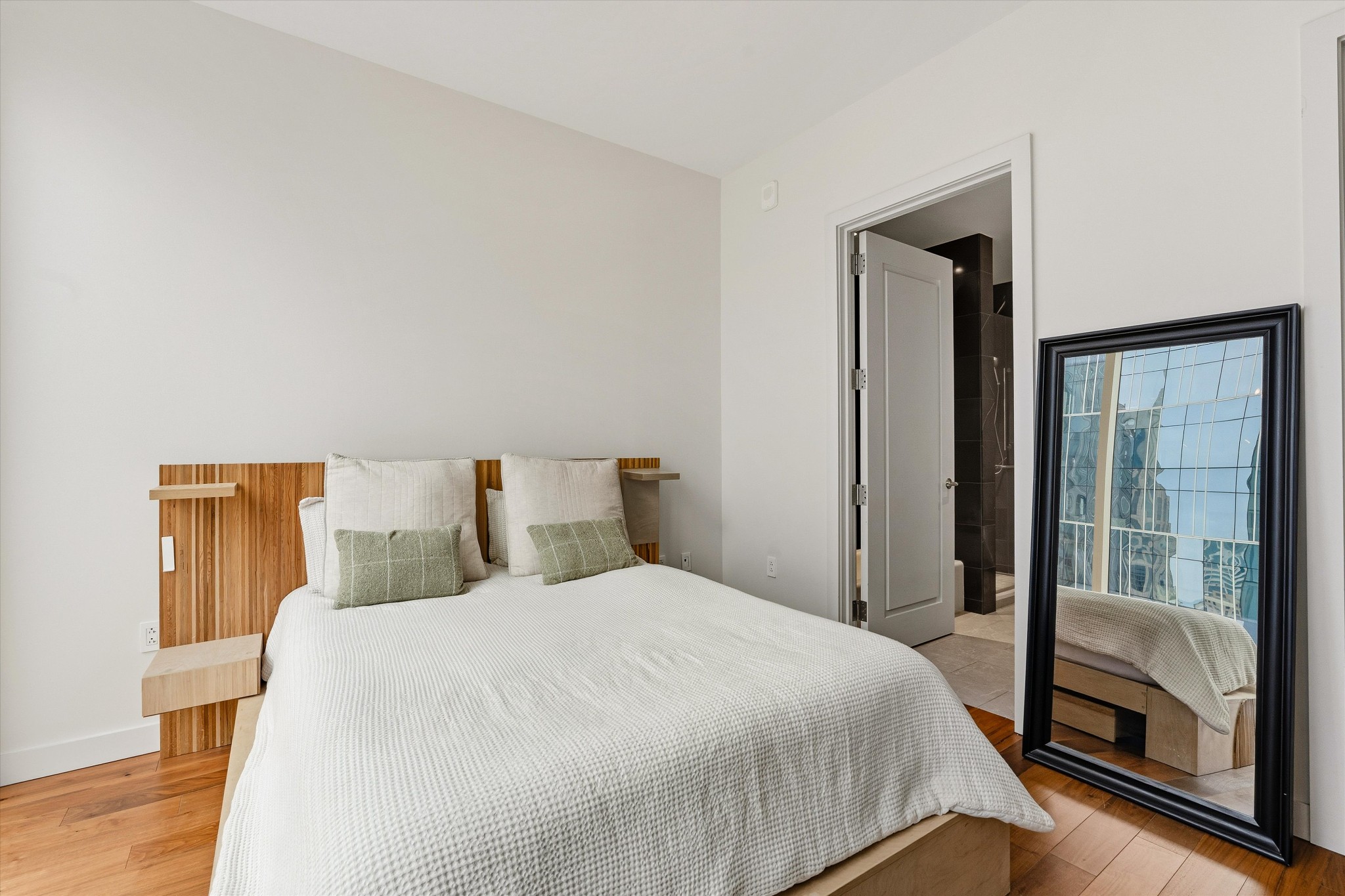 160 2nd Ave, S Unit: 1504