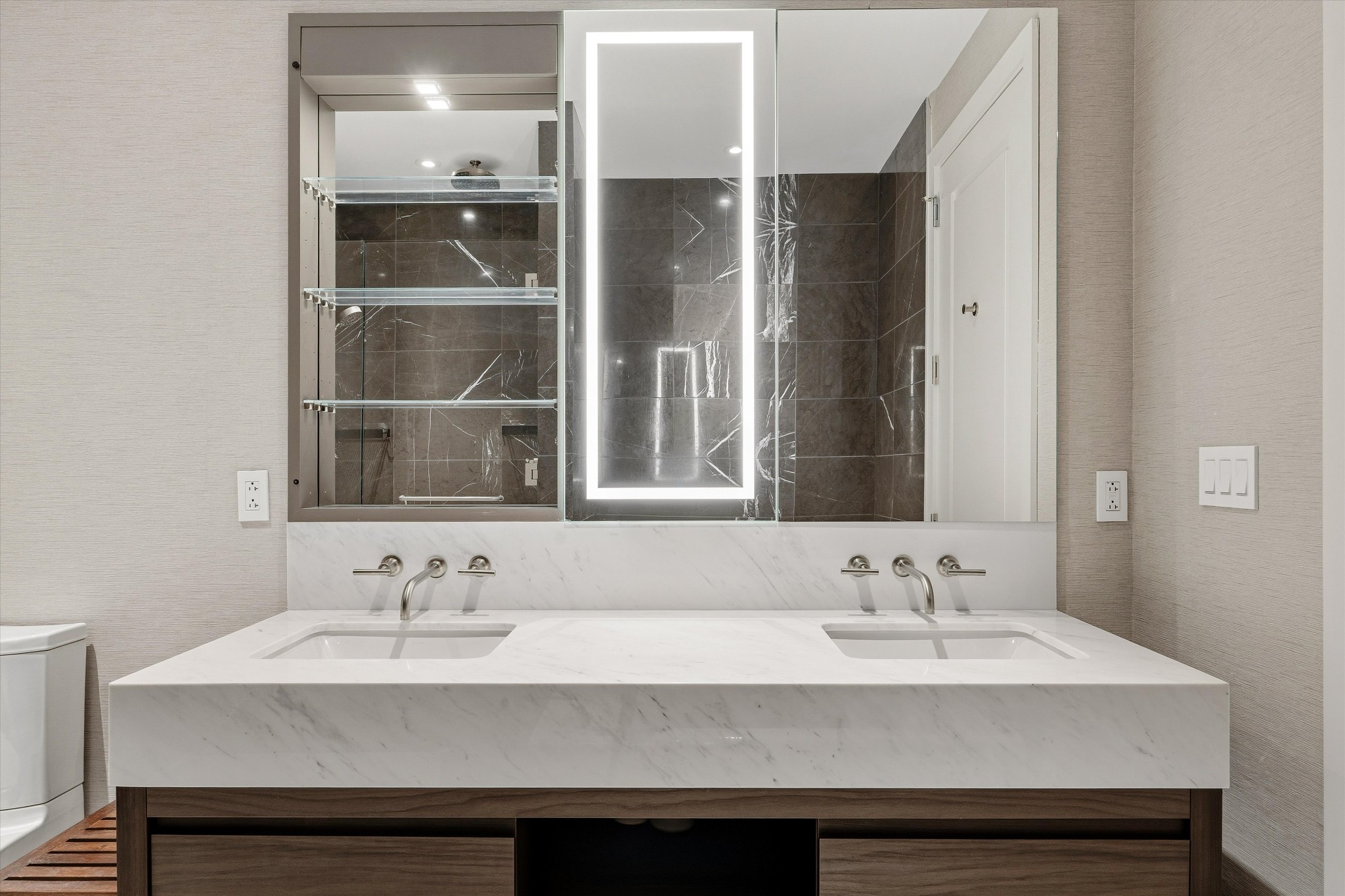 160 2nd Ave, S Unit: 1504