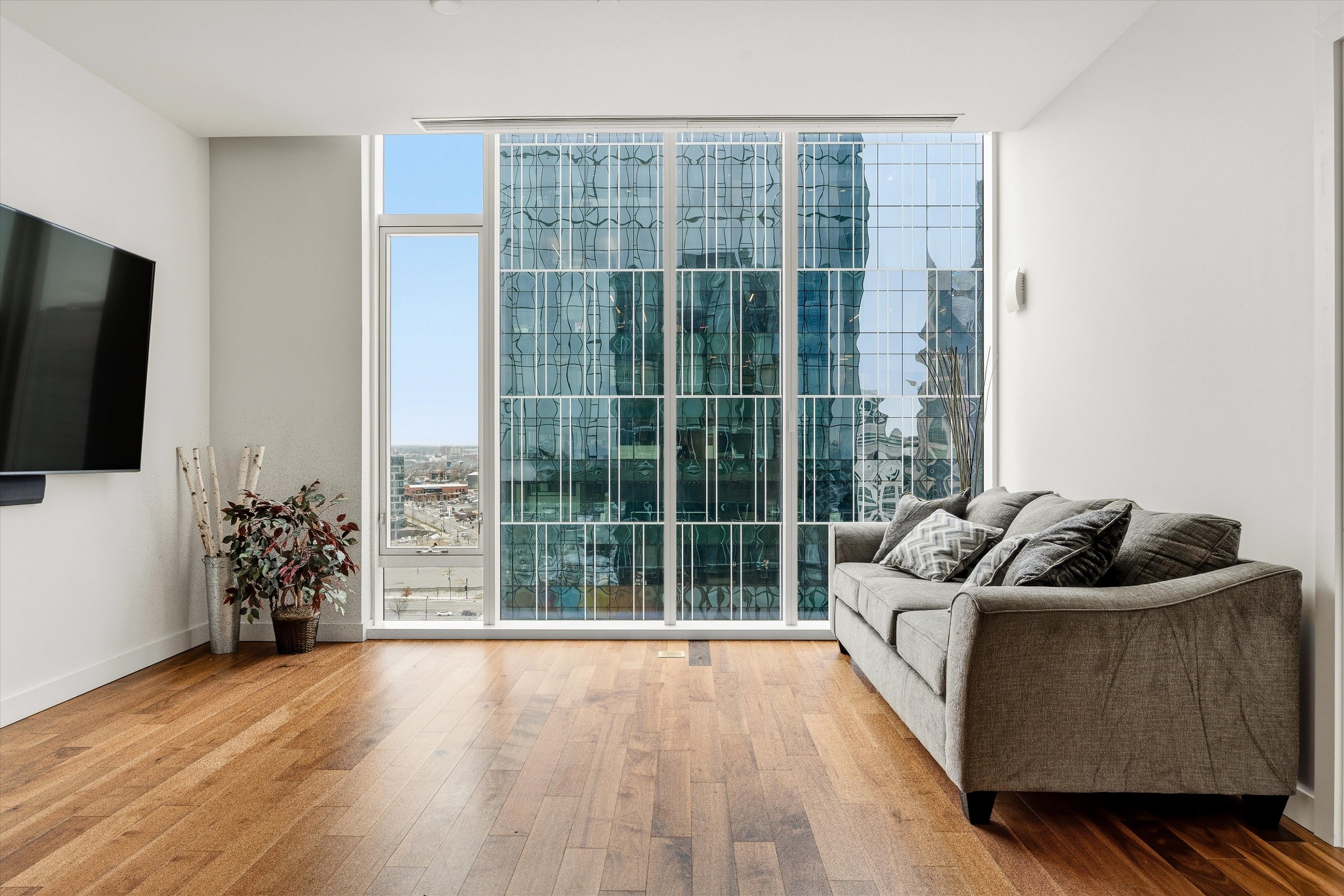 160 2nd Ave, S Unit: 1504