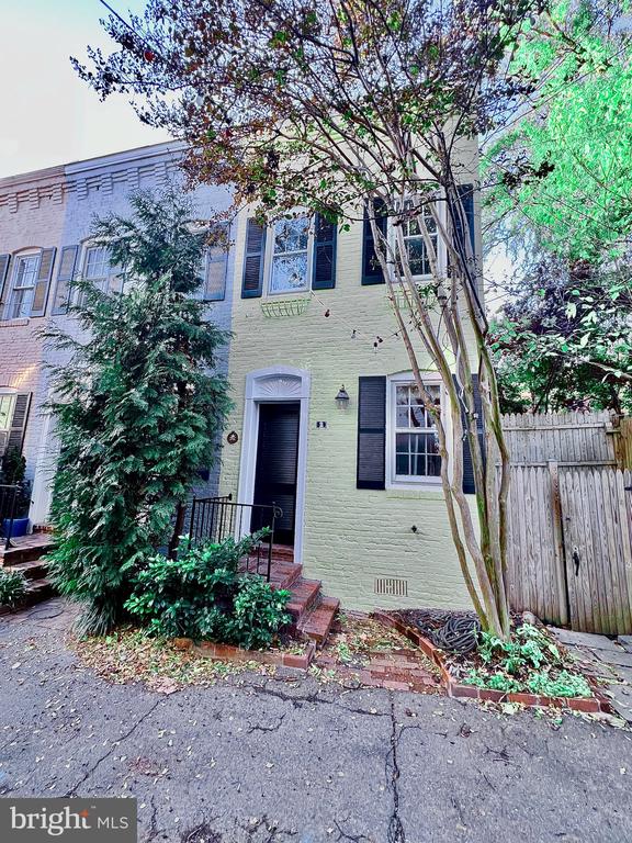 2 POMANDER WALK NW