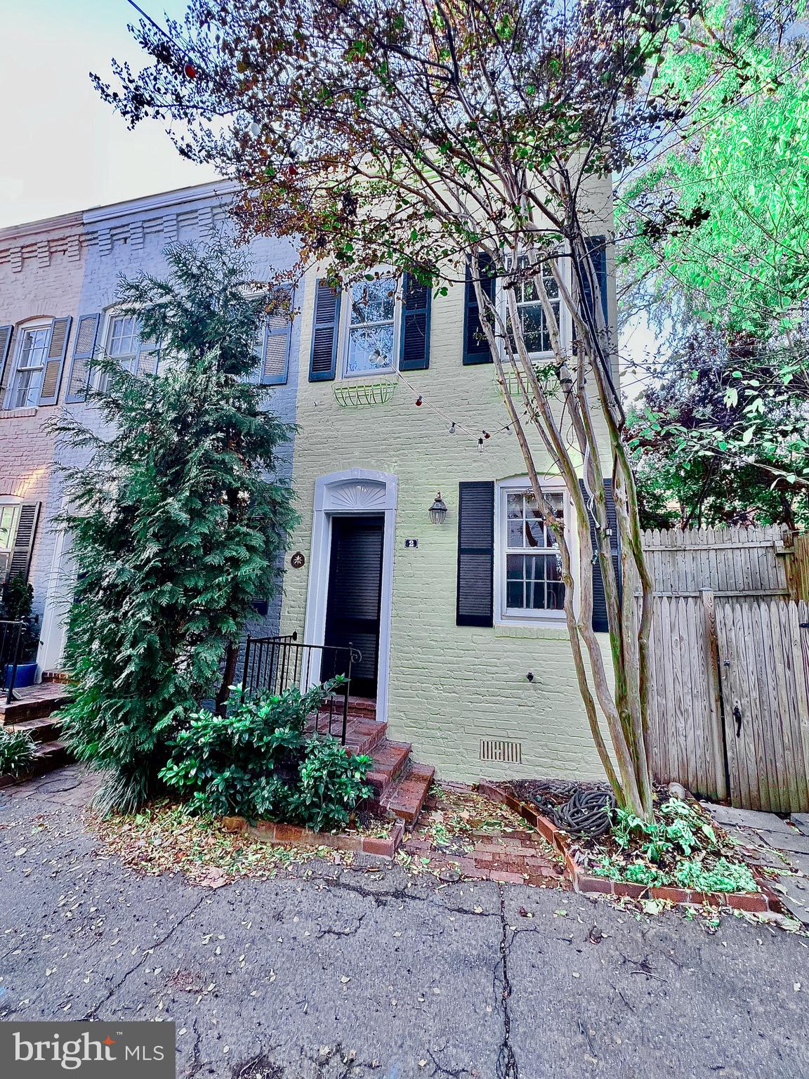 2 POMANDER WALK NW