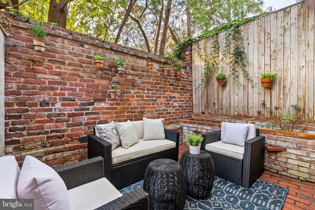 2 POMANDER WALK NW