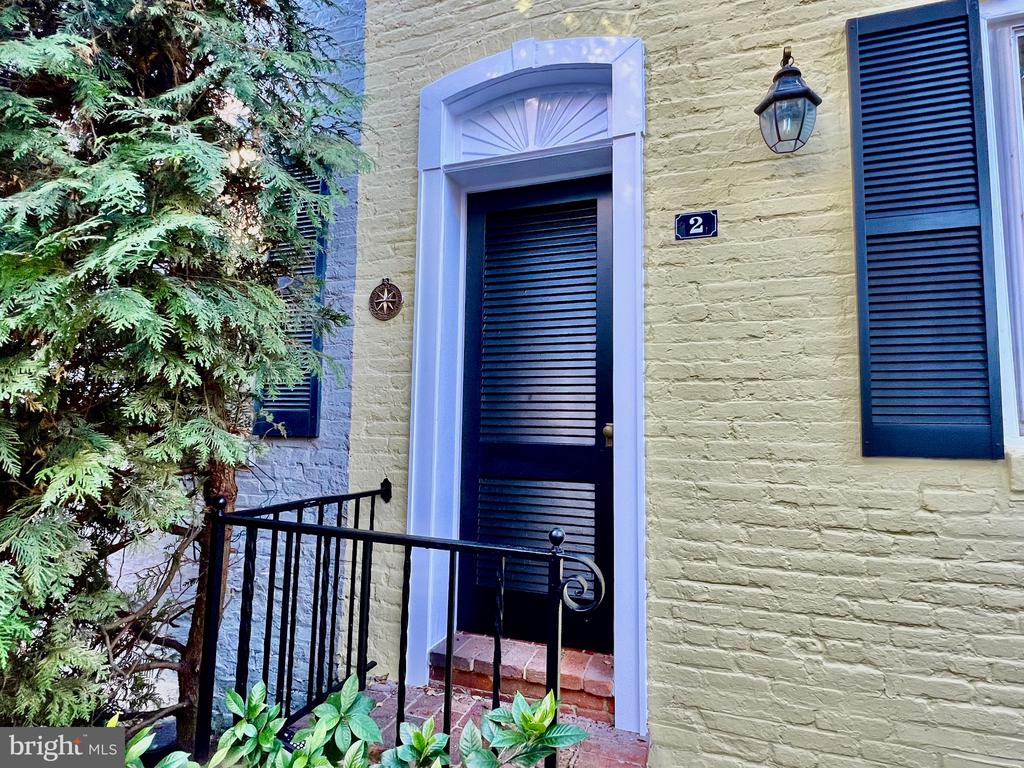 2 POMANDER WALK NW