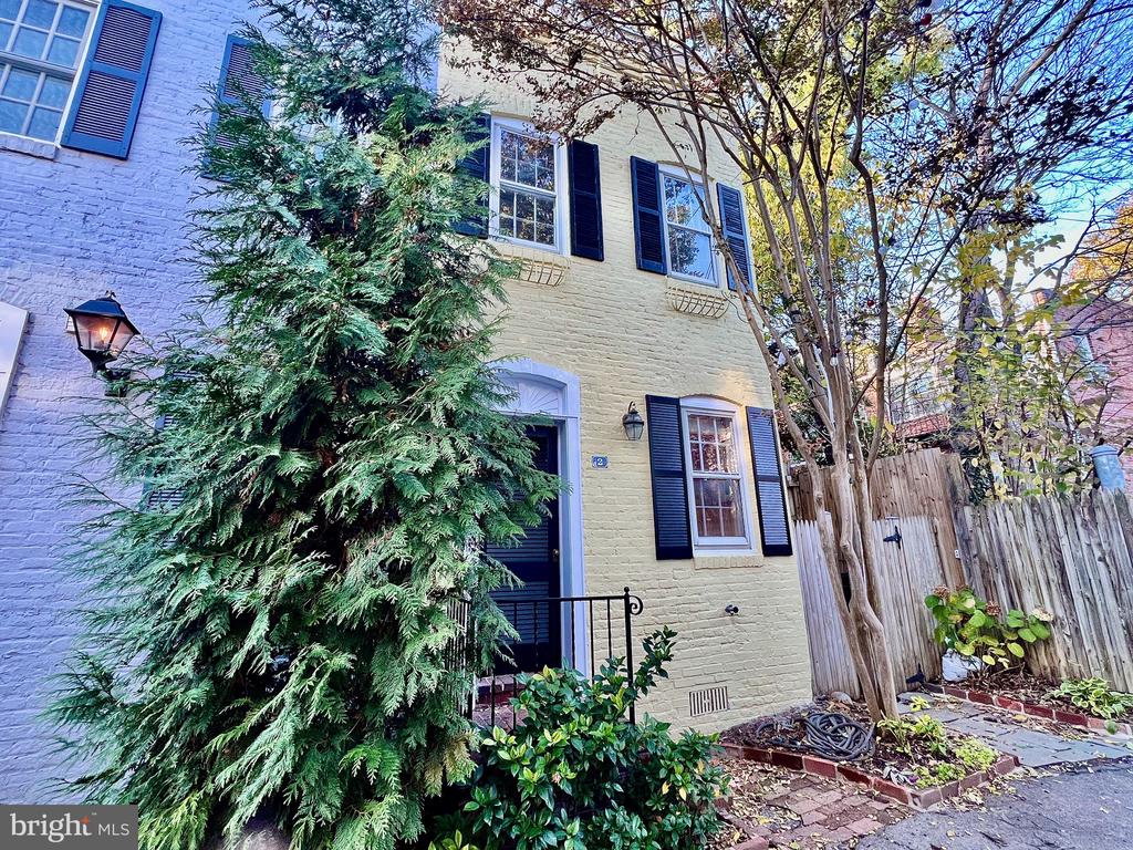 2 POMANDER WALK NW