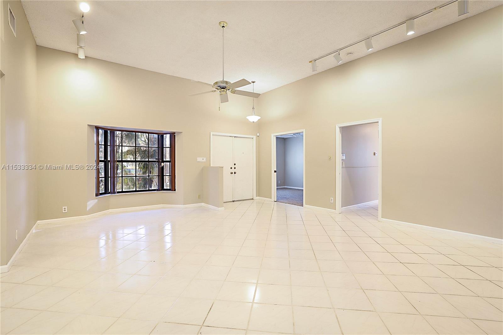 10077 N Springs Way